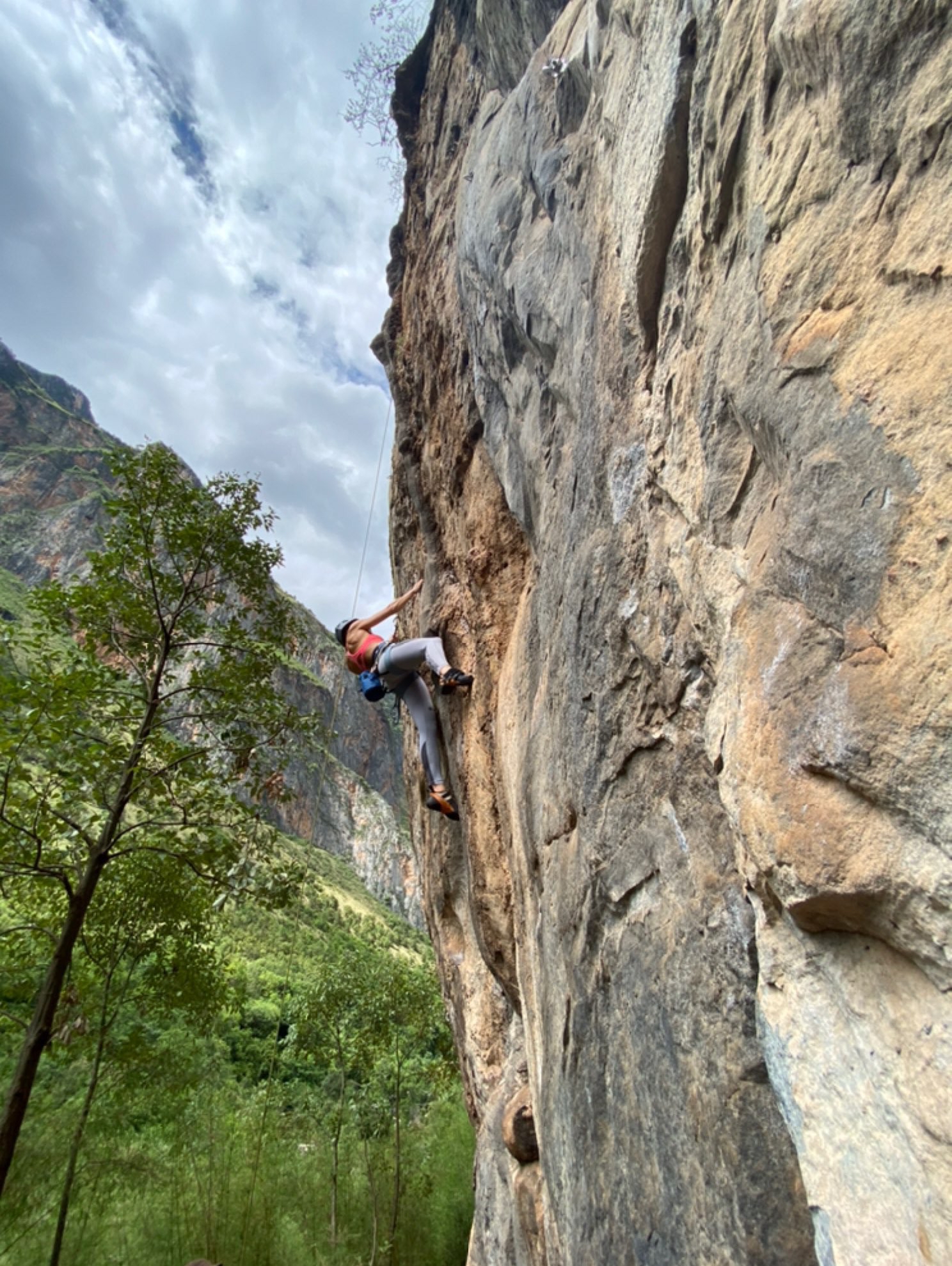 极限运动 ‖ 徒手攀岩: 峭壁上的芭蕾  徒手攀岩,属于攀岩的一种形式