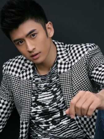 【影视明星】‖  张云龙: 阳光帅气的外形,亲切可爱的笑容,如校园男神