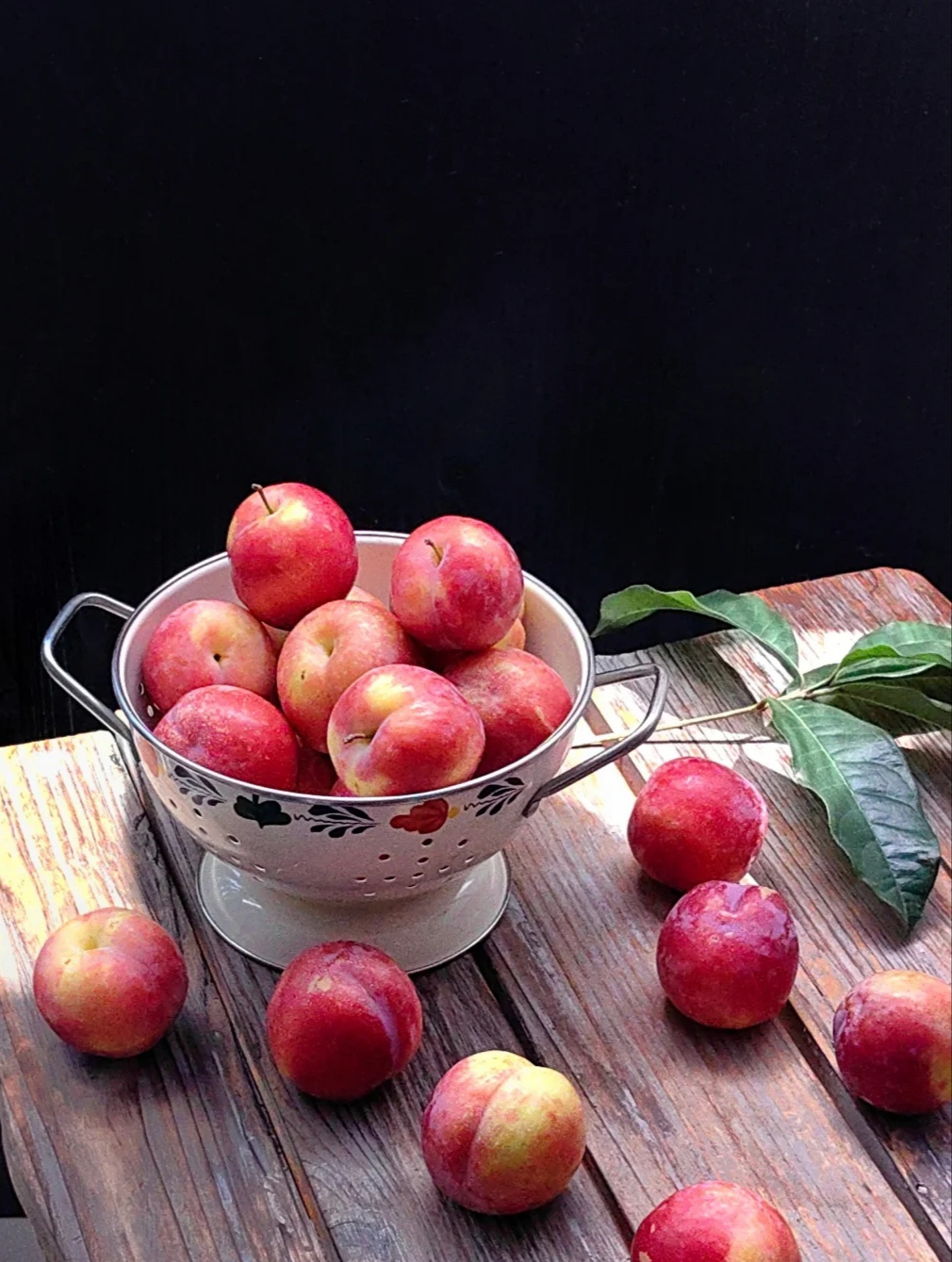 李子: 树枝广展,叶自春至秋呈红色,尤以春季最为鲜艳