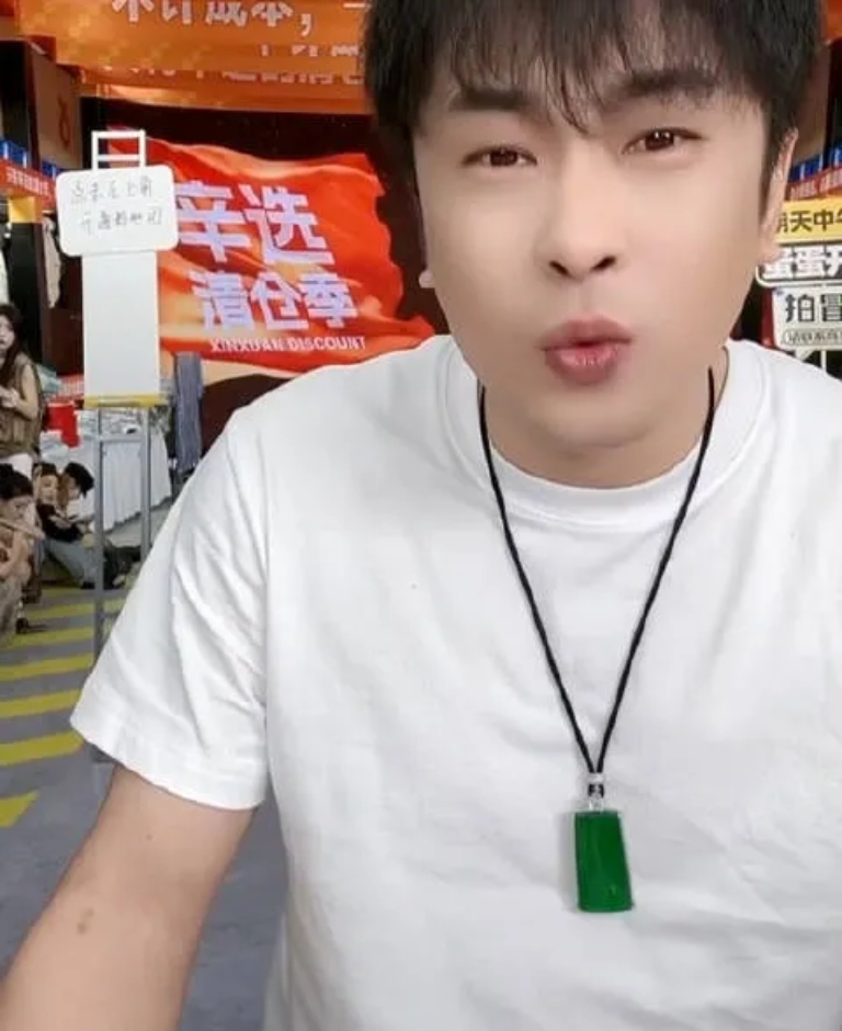 辛巴在近期的一次直播中,情绪激动地怒斥了祁天道和宇文泡,指责他们将