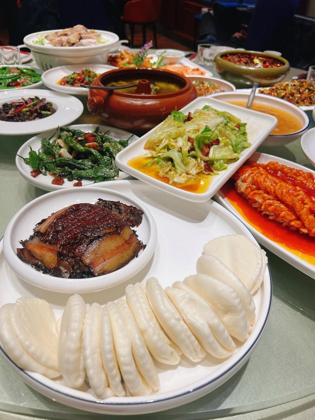 今天中午去吃席,看到这么丰富的菜品,这个酒店的招牌菜也多,厨师的