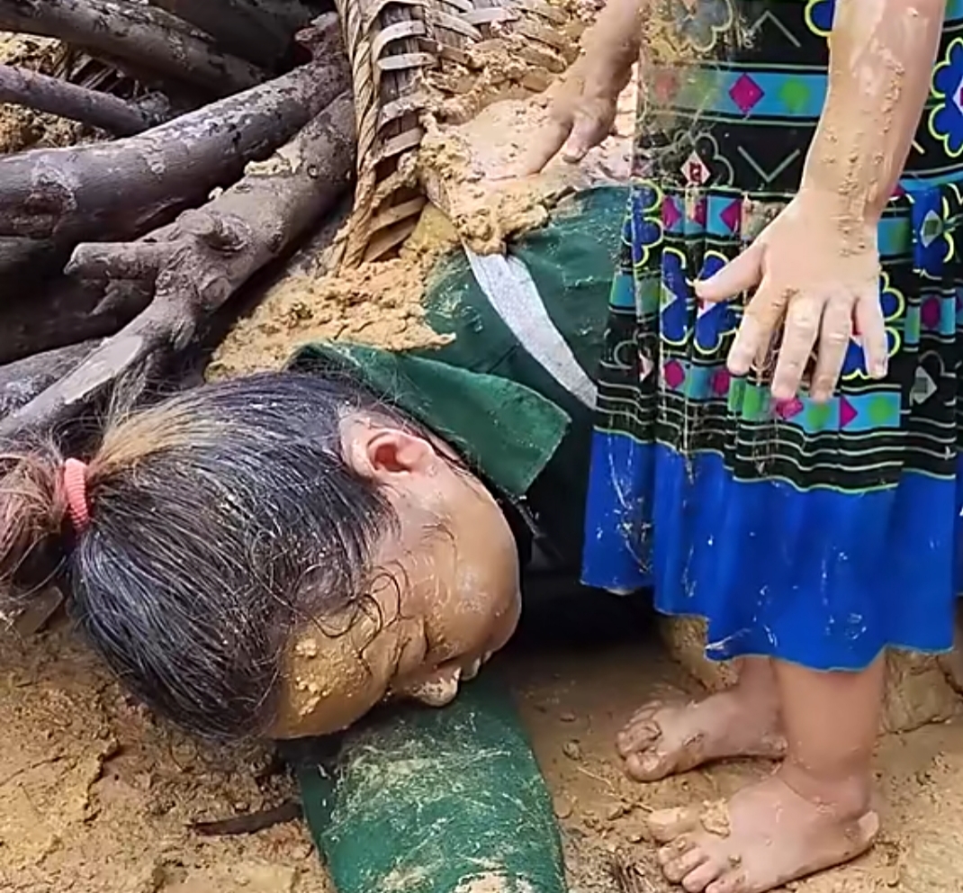 一个被酒鬼丈夫遗弃的女人,带着自己的孩子,还抚养