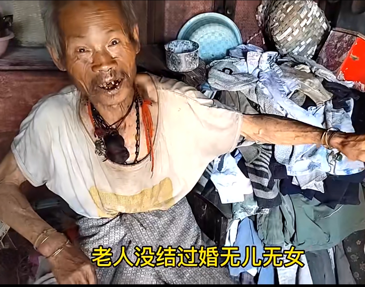 一个无儿无女的智障老人,以捡破烂为生,他的生活