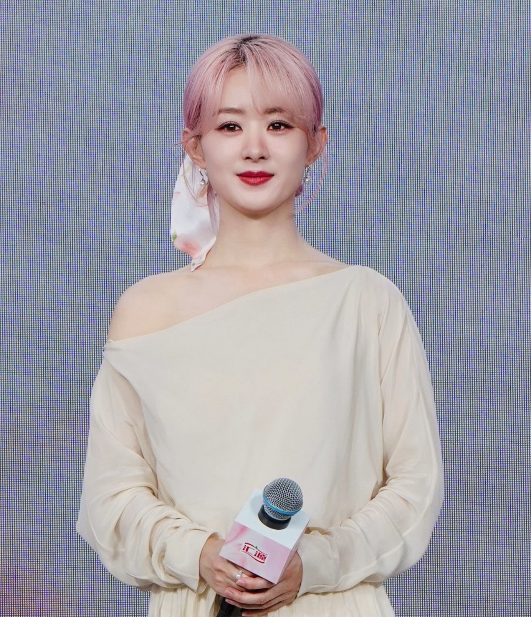 赵丽颖真的是挺聪明的,染了粉色头发之后,她一直没把头发放下来,都是