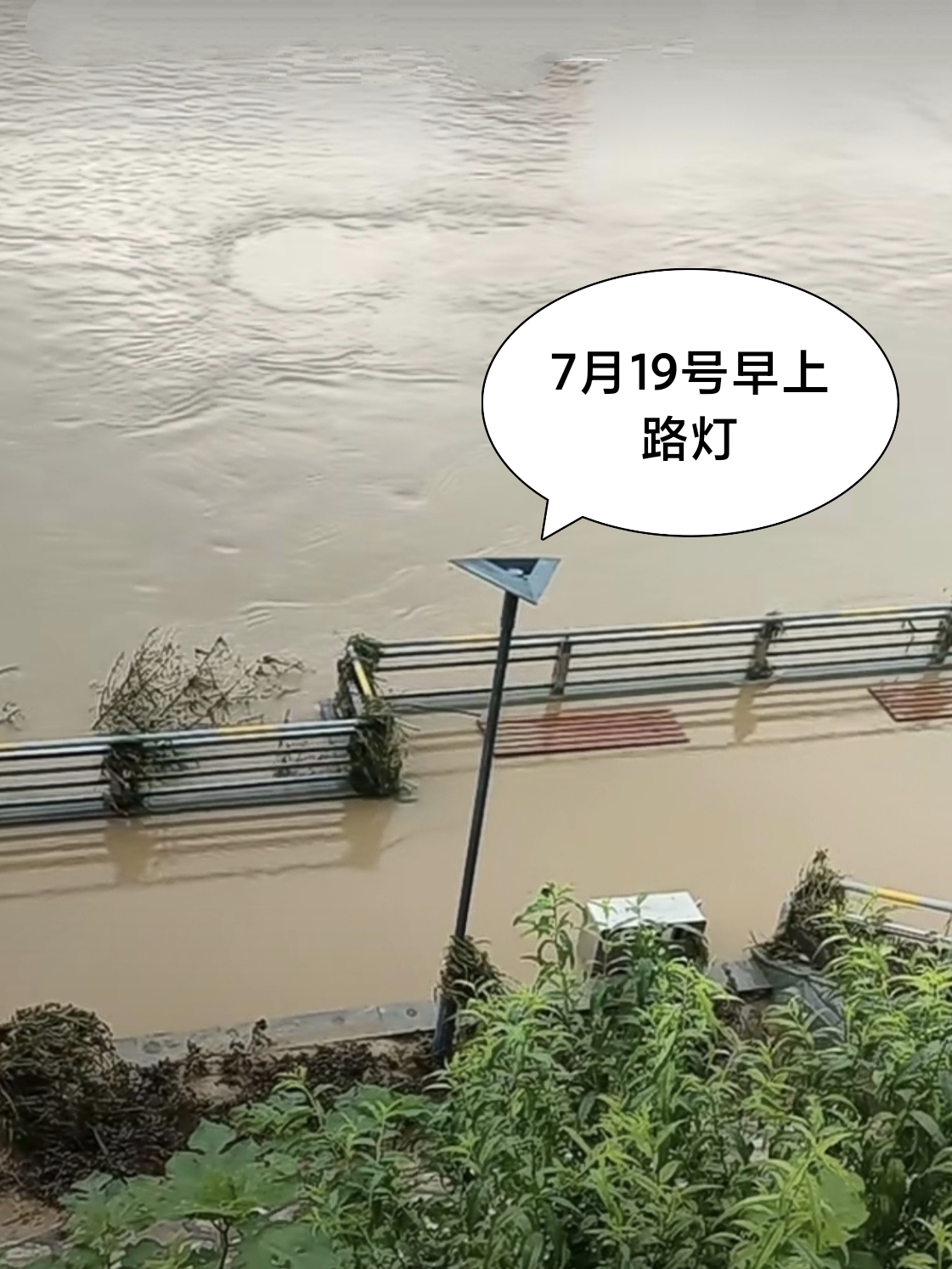 今天早上,洪水逐渐消退,公园里一片狼藉,城区外的农田,绿地可见,但成