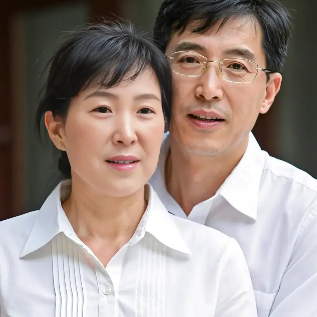 "老张头,你手机响半天啦!"楼下李大姐扯着嗓子喊