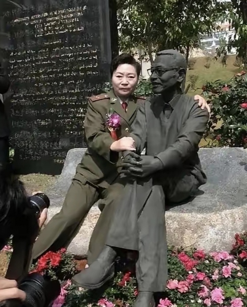 日光轻柔地洒落在厦门大学的校园,陈景润的妻子由昆静静地坐在丈夫的