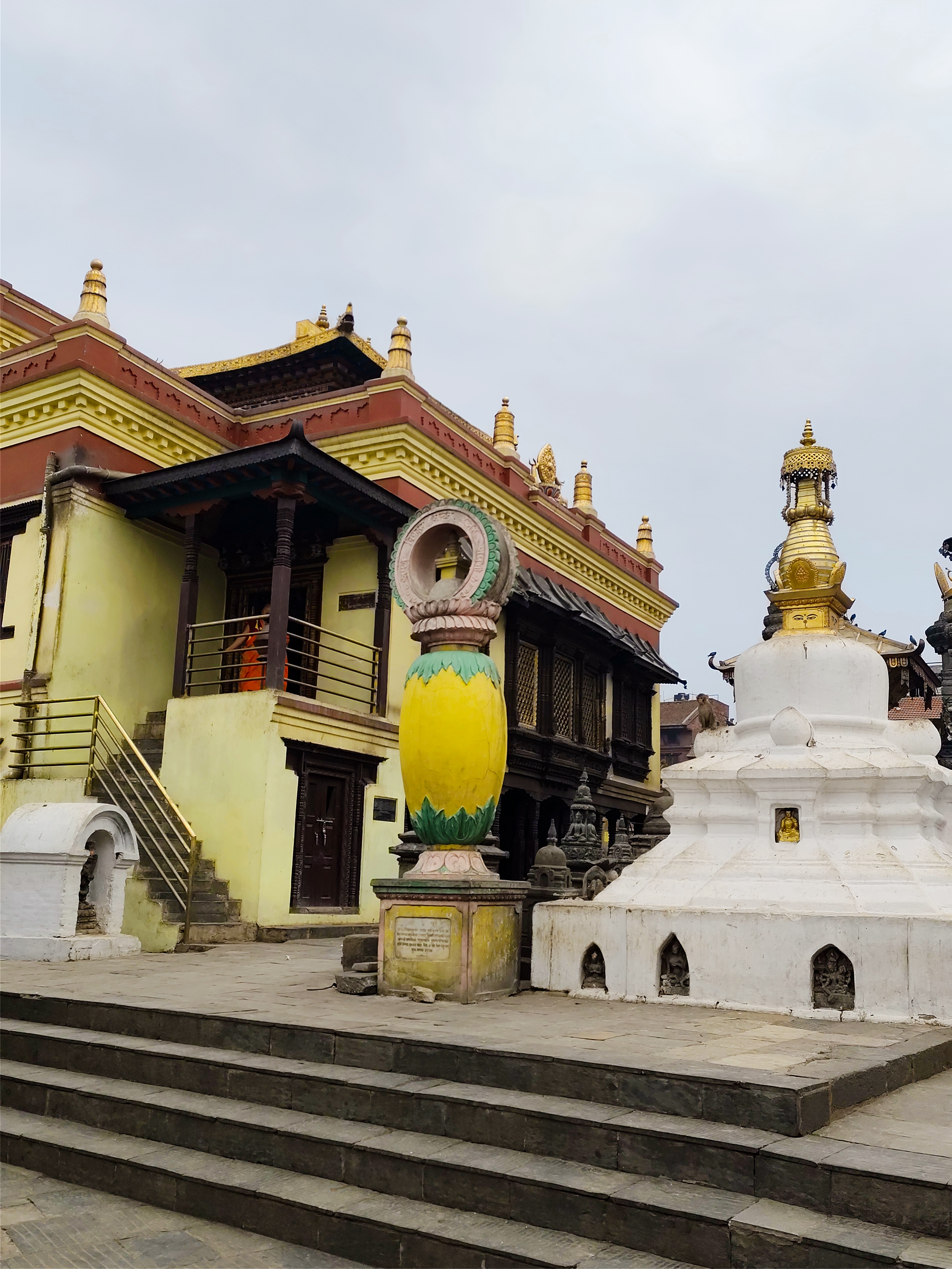 斯瓦扬布那寺 swayambhunath,因为猴子多,中国人称之为猴庙,修建于2