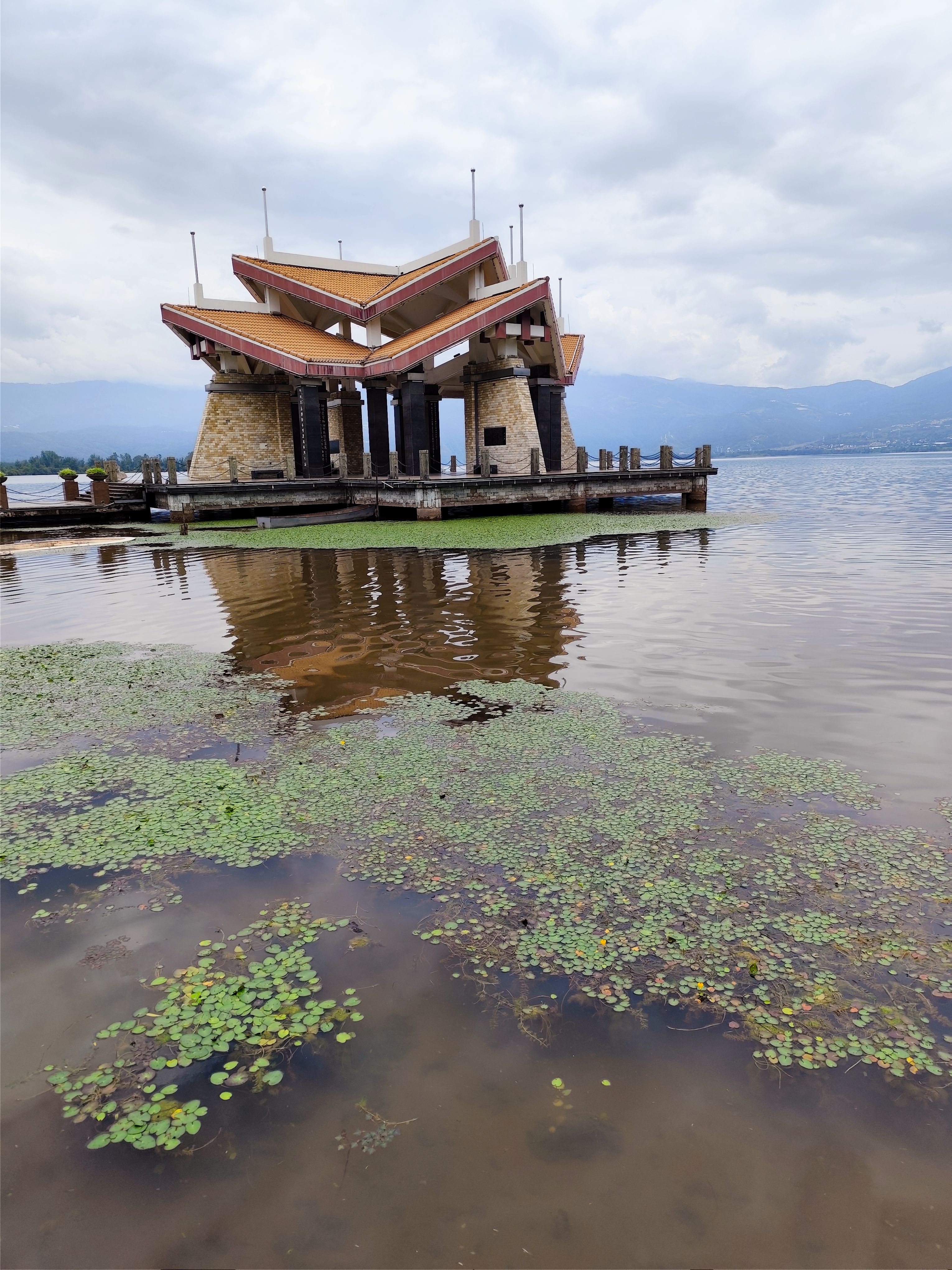 西昌邛海环湖景色一瞥  邛海是四川省第二大淡水湖,古称邛池,其形状如