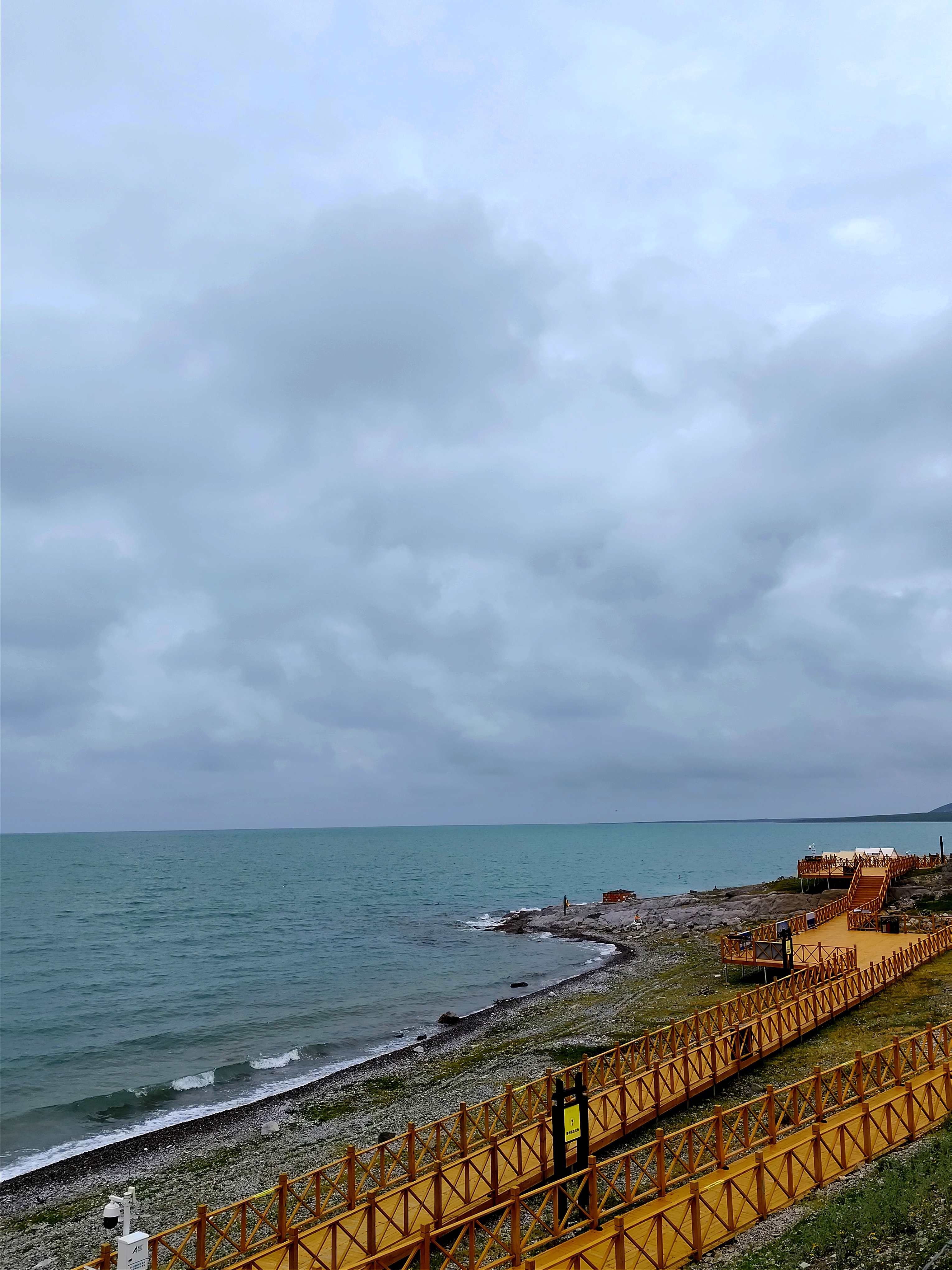 青海湖环湖游一瞥        青海湖地处青藏高原东北部,跨海晏,刚察