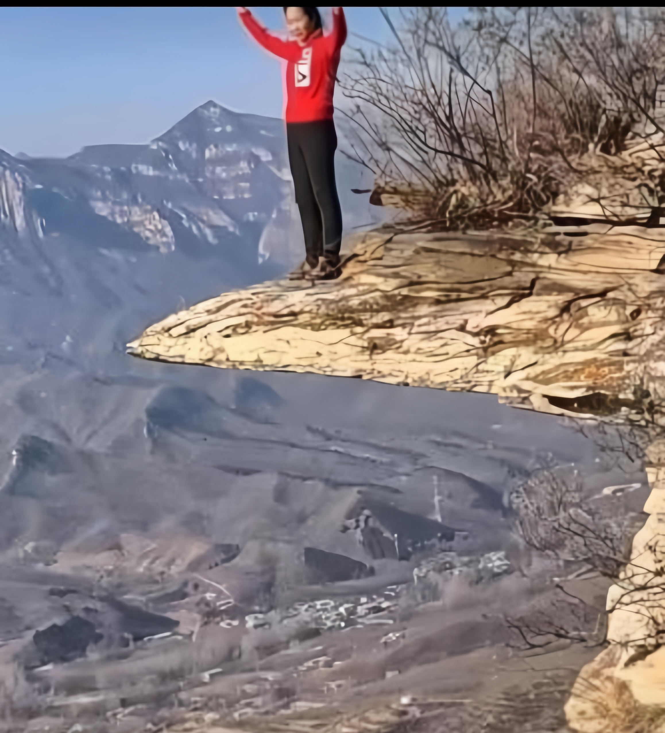 我站在悬崖点边缘,寻找内心的勇气,眼前是连绵的山脉和开阔的山,我