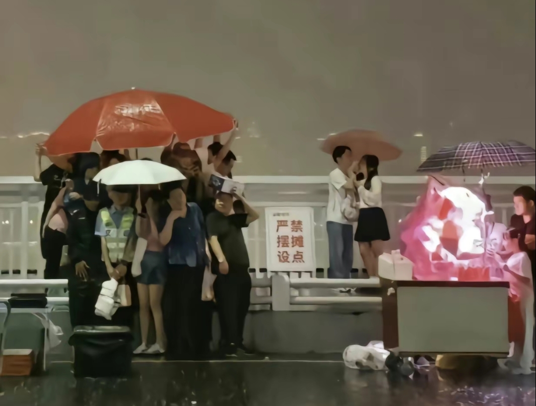 这张照片引起了很多人的讨论,就是大家一起躲雨.