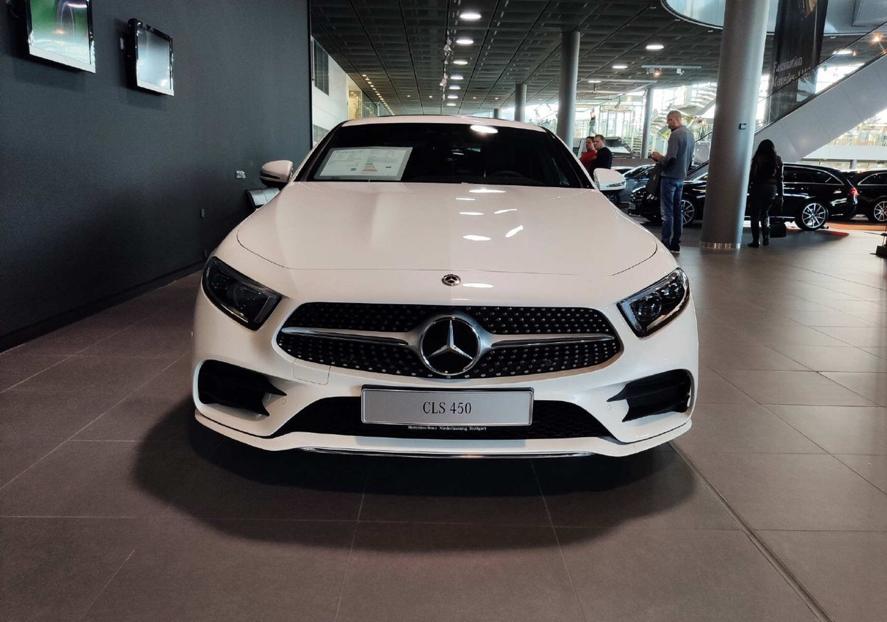 一学校开学没几天,老师们就传开了:一个生活老师,开着大奔来上班,而且