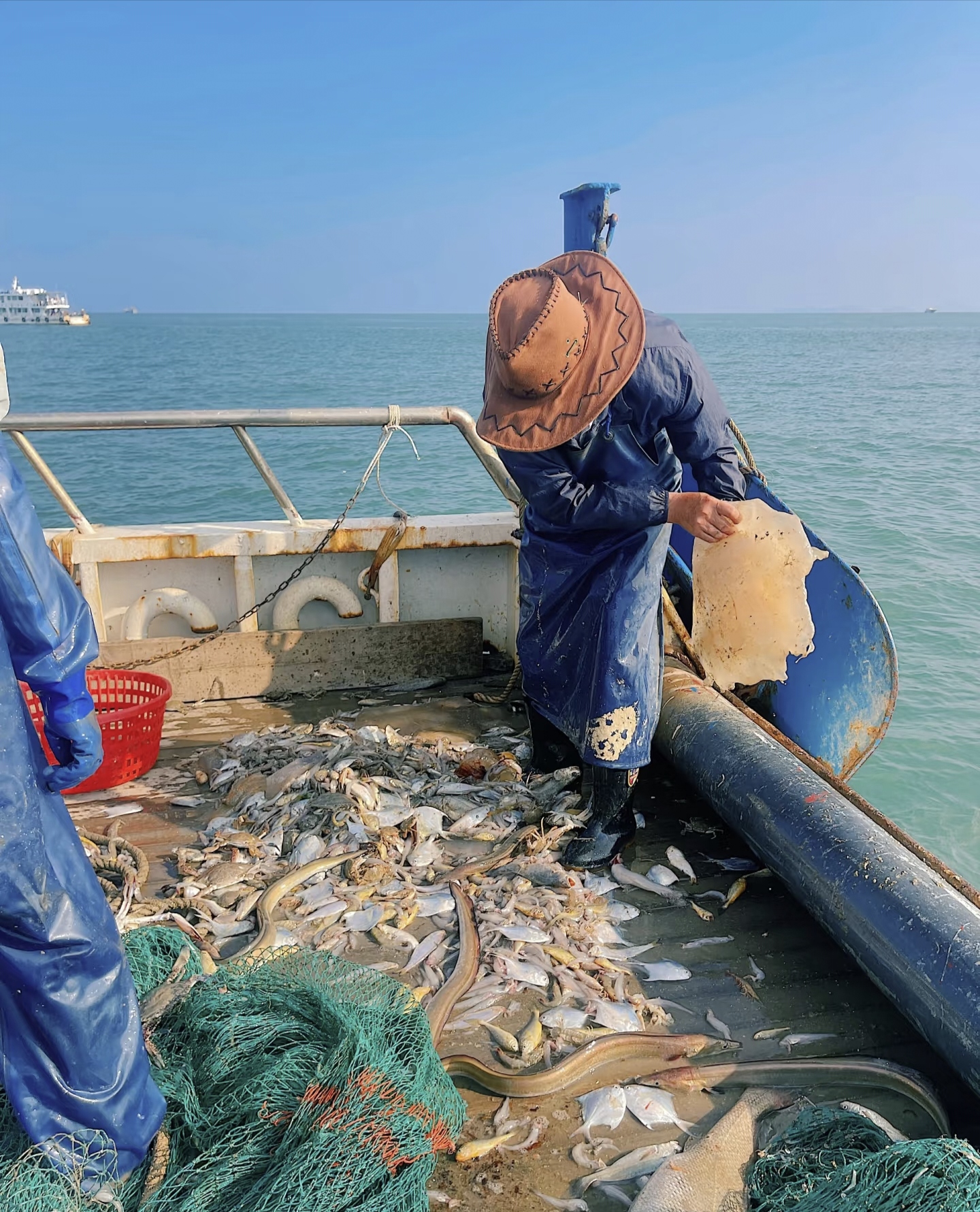 象山石浦出海捕鱼海洋假期,晨光微熹中启航,甲板上枕着浪花与海风,看
