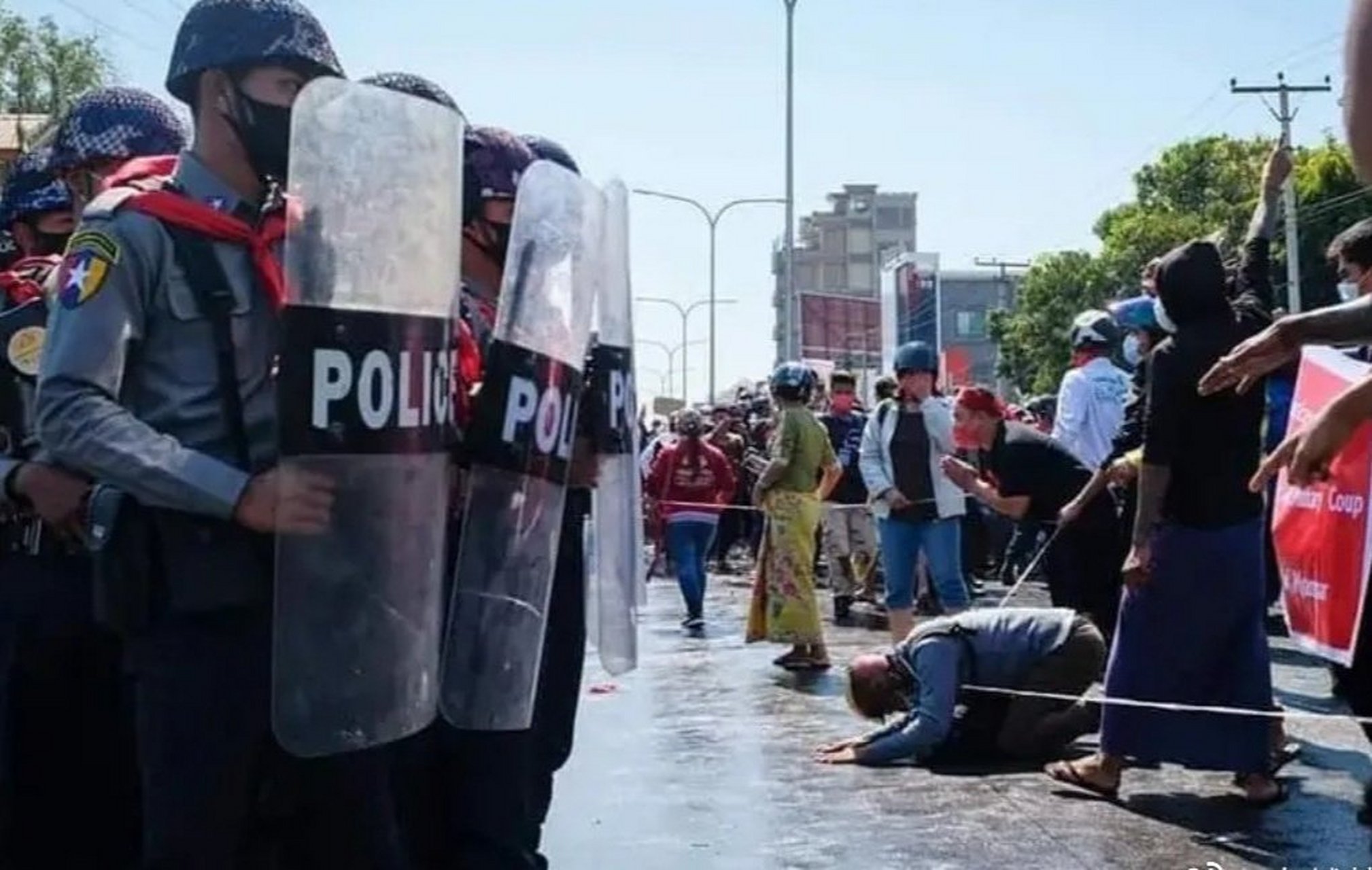 缅甸示威民众向军警下跪