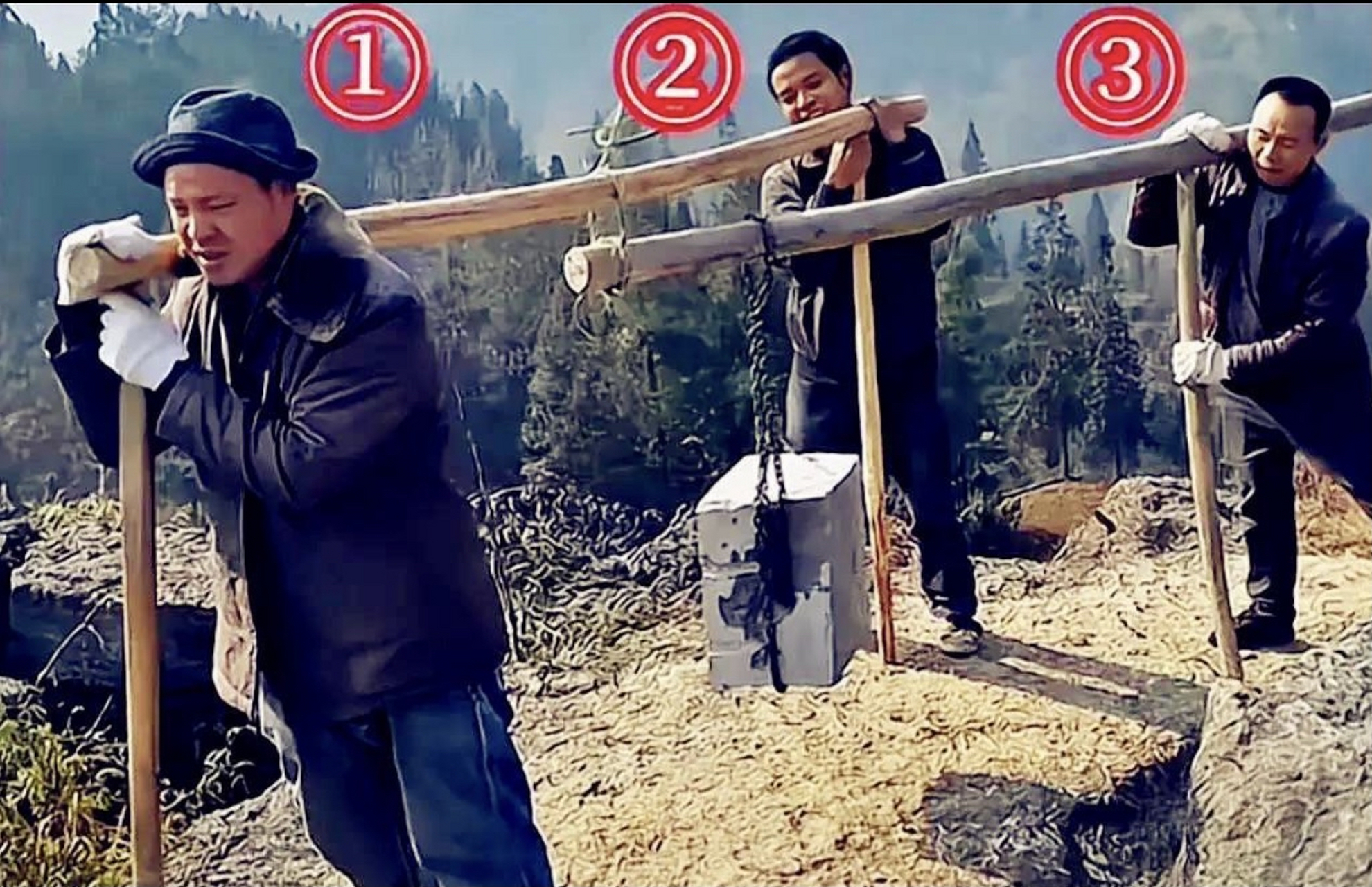 三个男人抬石头,哪个人最累!