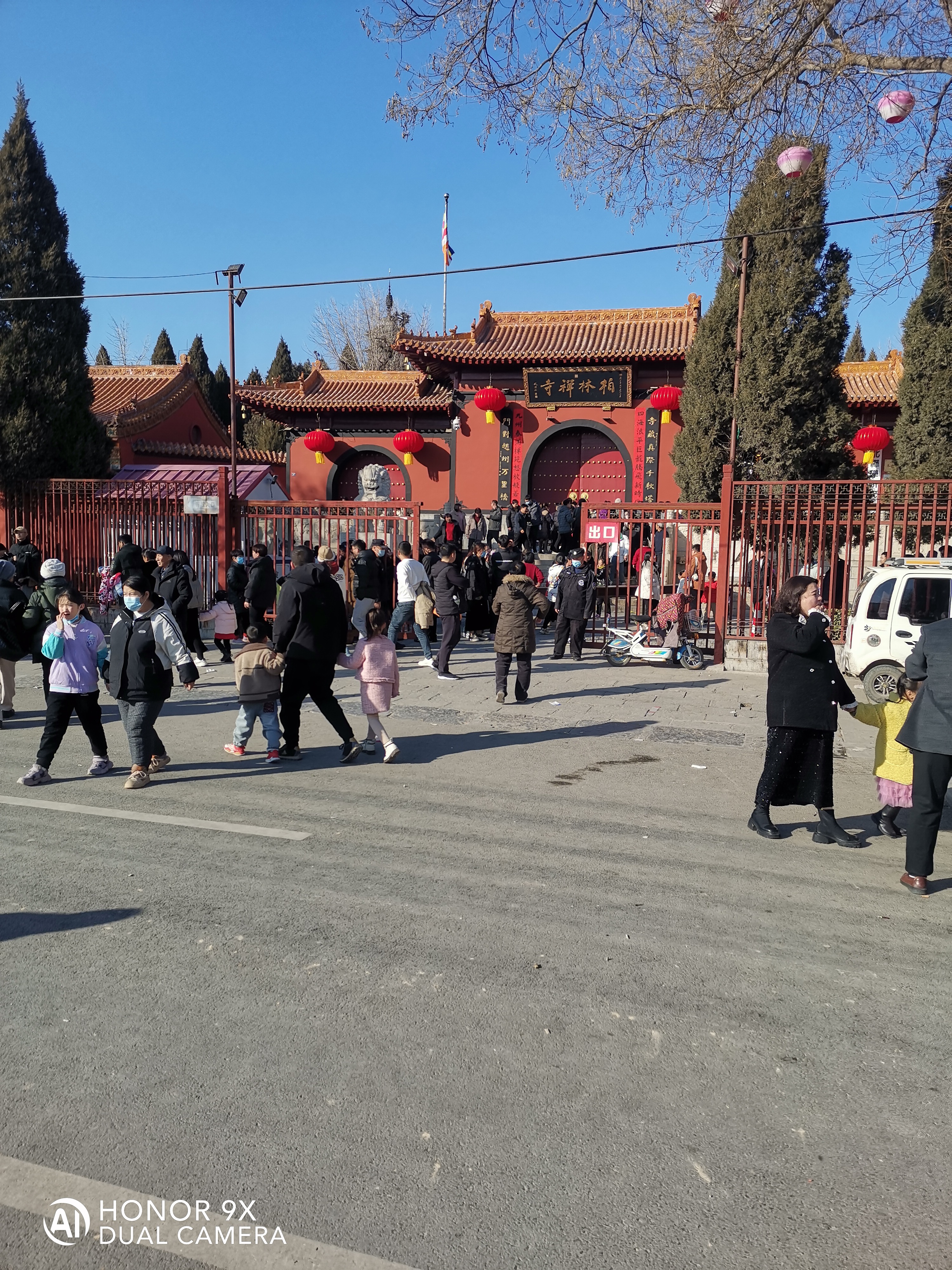 今天,在东汉古佛道场一一河北省赵县柏林禅寺随喜,整个寺院磕头拜佛
