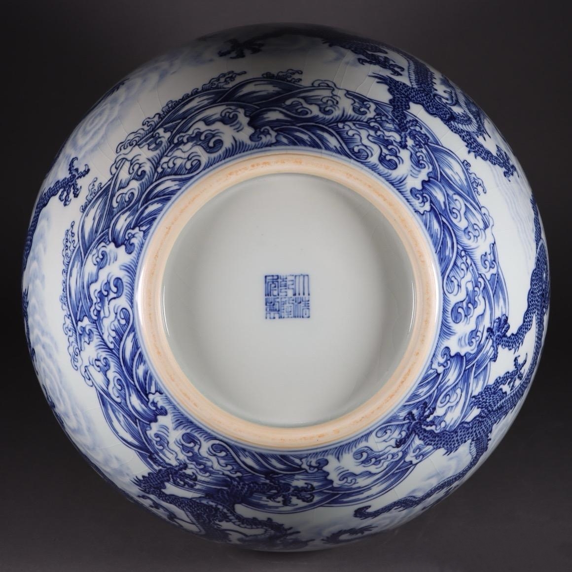 清高宗乾隆皇帝时期官窑青花瓷花卉九龙纹天球瓶————铸造时间:清