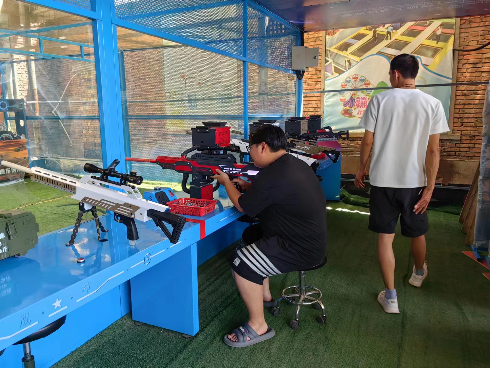 郑州鹰部落气炮枪射击馆,今天尝试了一下,太刺激了!