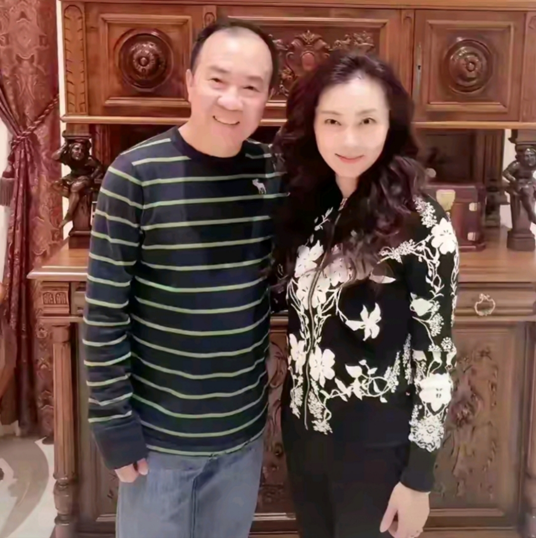 他前妻是小品演员杨蕾当年白富美与穷小子结合甜蜜恩爱
