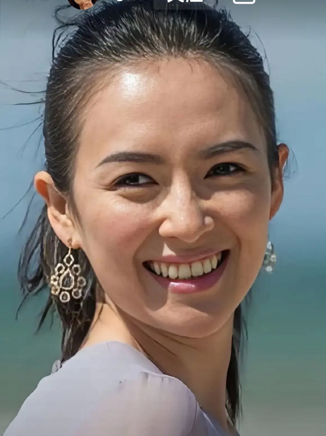 章子怡华表奖怼脸生图封神 4月27日华表奖,章子怡一袭黑色鱼尾裙亮相