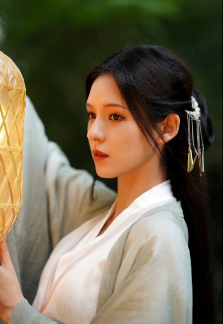 电影《人鱼缚》,张予曦饰演的人鱼精极美,有魔力,还有点儿异国风情.