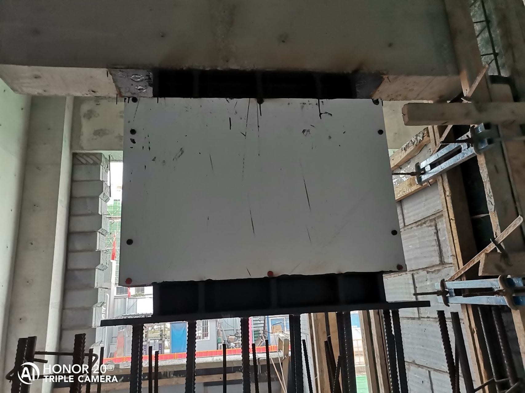 有安装过这种阻尼墙的朋友吗,这一个300公斤,像安装一个两顿一个大概