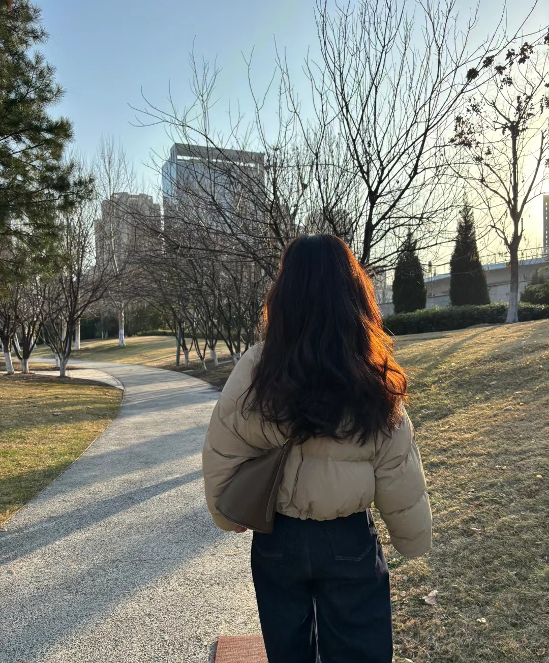 背影照片女人帅气背影卷发气质女人农村女人生活照片背影背影普通人女