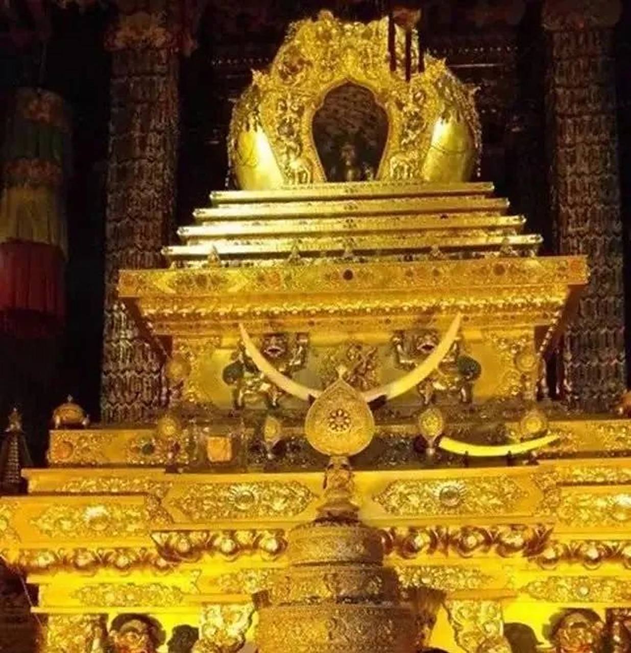 藏哇寺镇寺之宝——迦叶佛牙  公元1327年,觉囊派祖师笃布巴修建十万