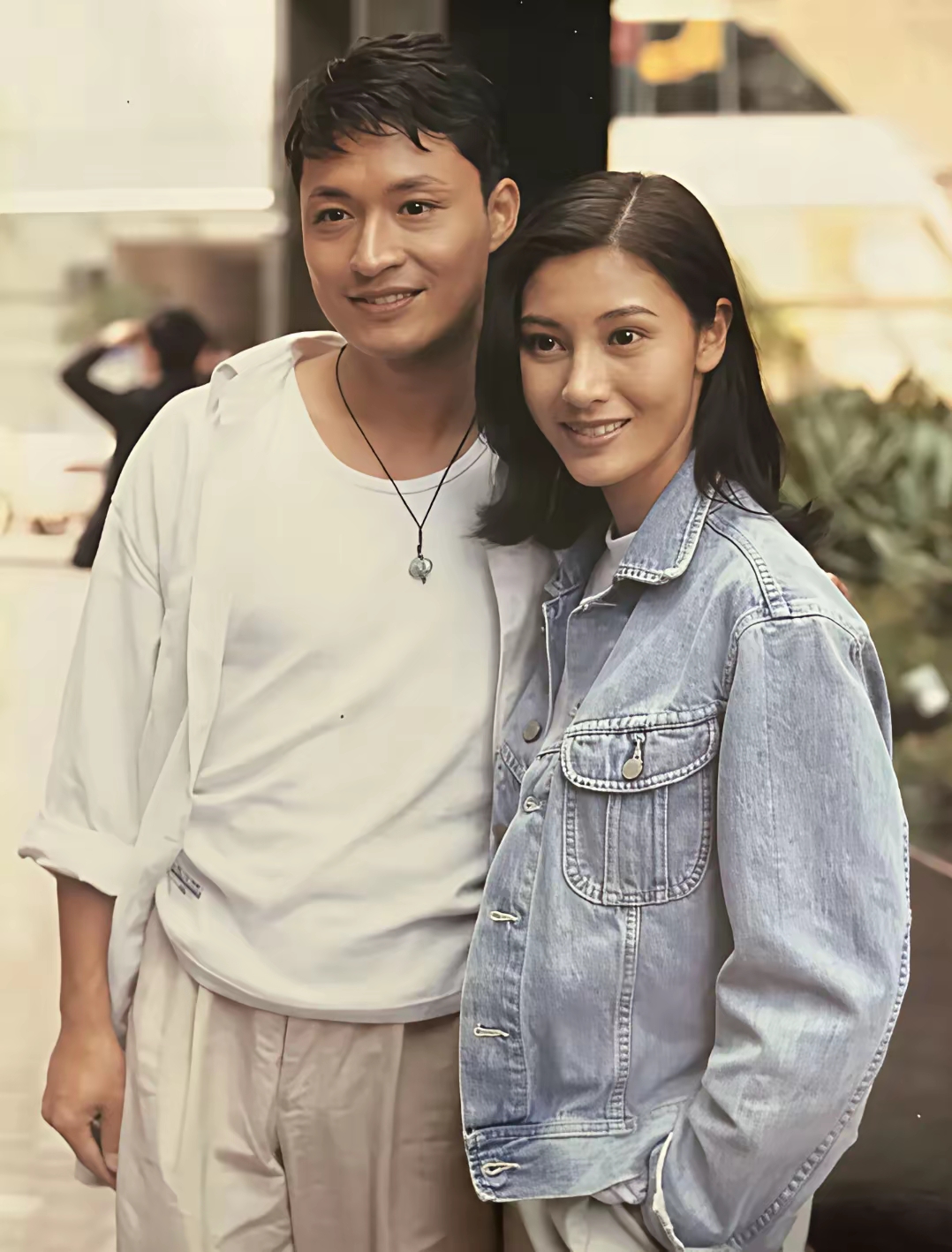 发现马景涛年轻时的颜值是被低估了,他和大美女李嘉欣同框合影,丝毫不