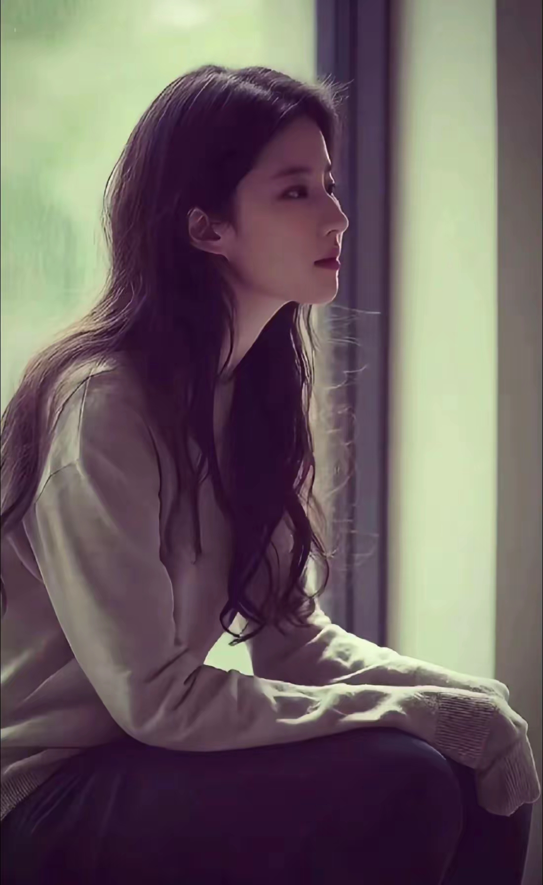 甚至衣服也不用华丽, 就很居家的打扮给人的却是岁月静好人间值得