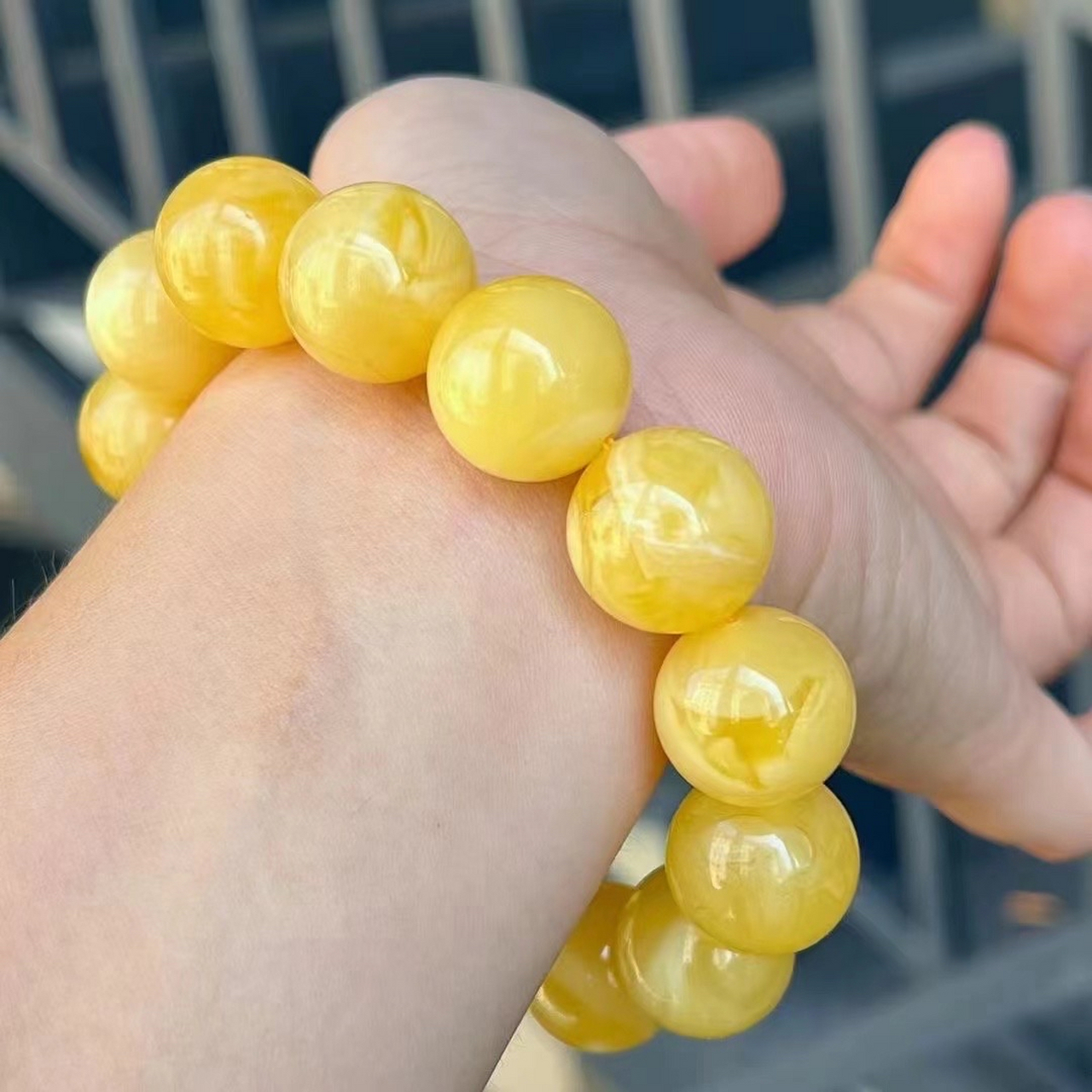 妖花蜜蜡手串,俄料满蜜黄白花,阿尔卑斯浓香实蜡,精致完美!