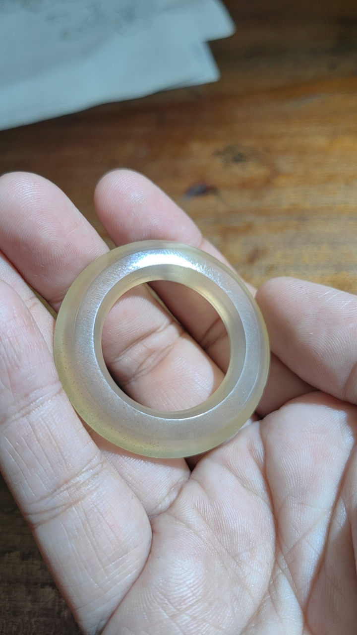 东周玛瑙环的表面打磨痕迹和自然包浆的感觉!