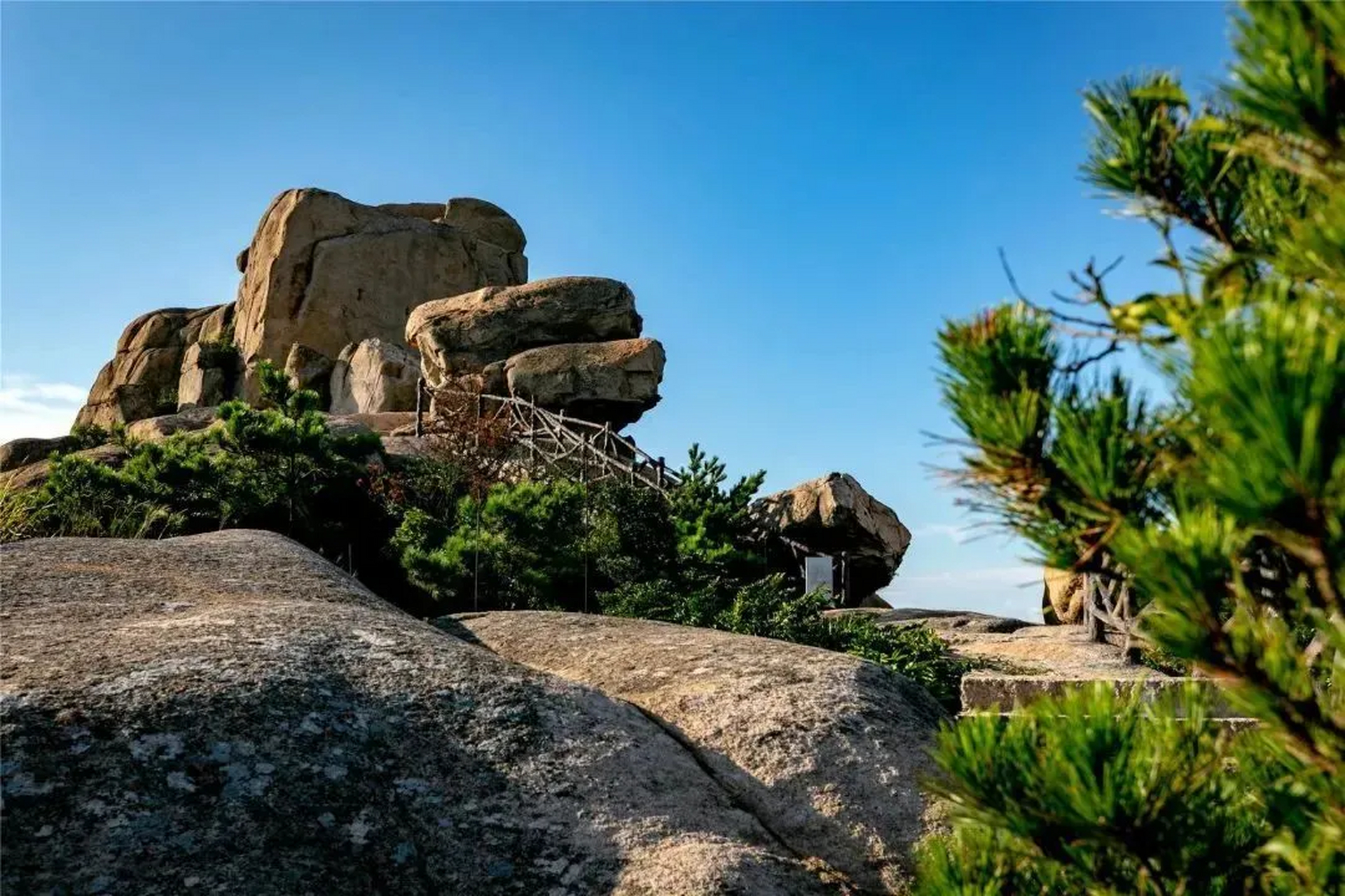 南日岛:海天一色的绝美风光 在中国东南沿海的福建省,有一个被誉为"