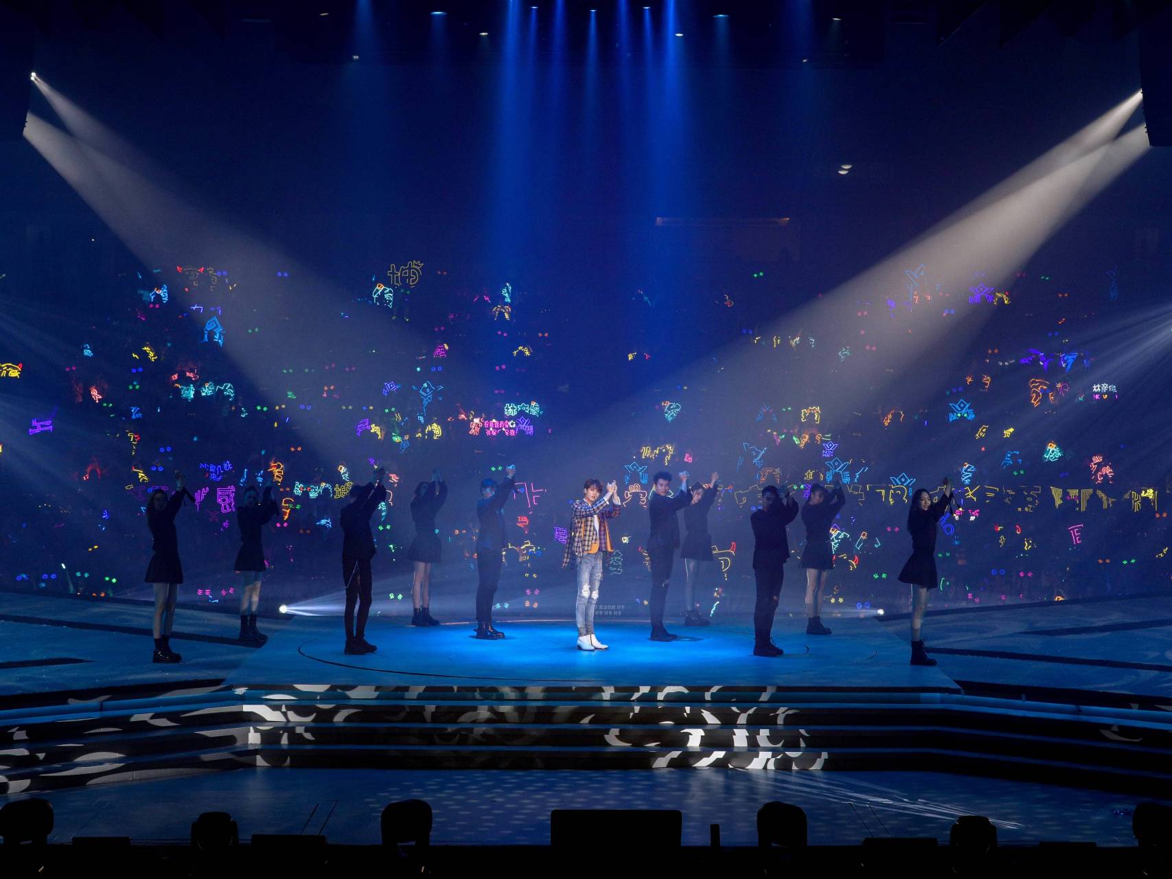 百分九少年#  舞台,聚光灯,九位俊俏少年,和谐的画面可以是一支默契