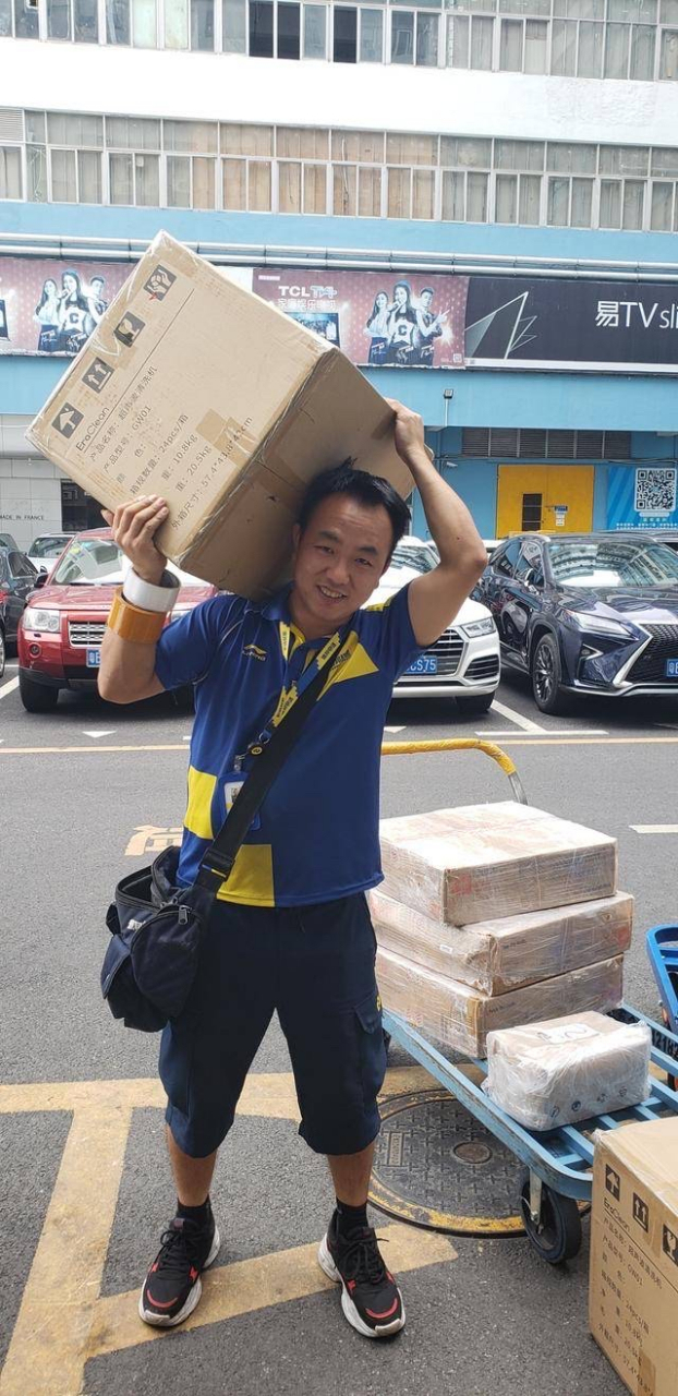 今日早上,小区的门口一位快递小哥因急于送早餐订单赶时间闯红灯,被