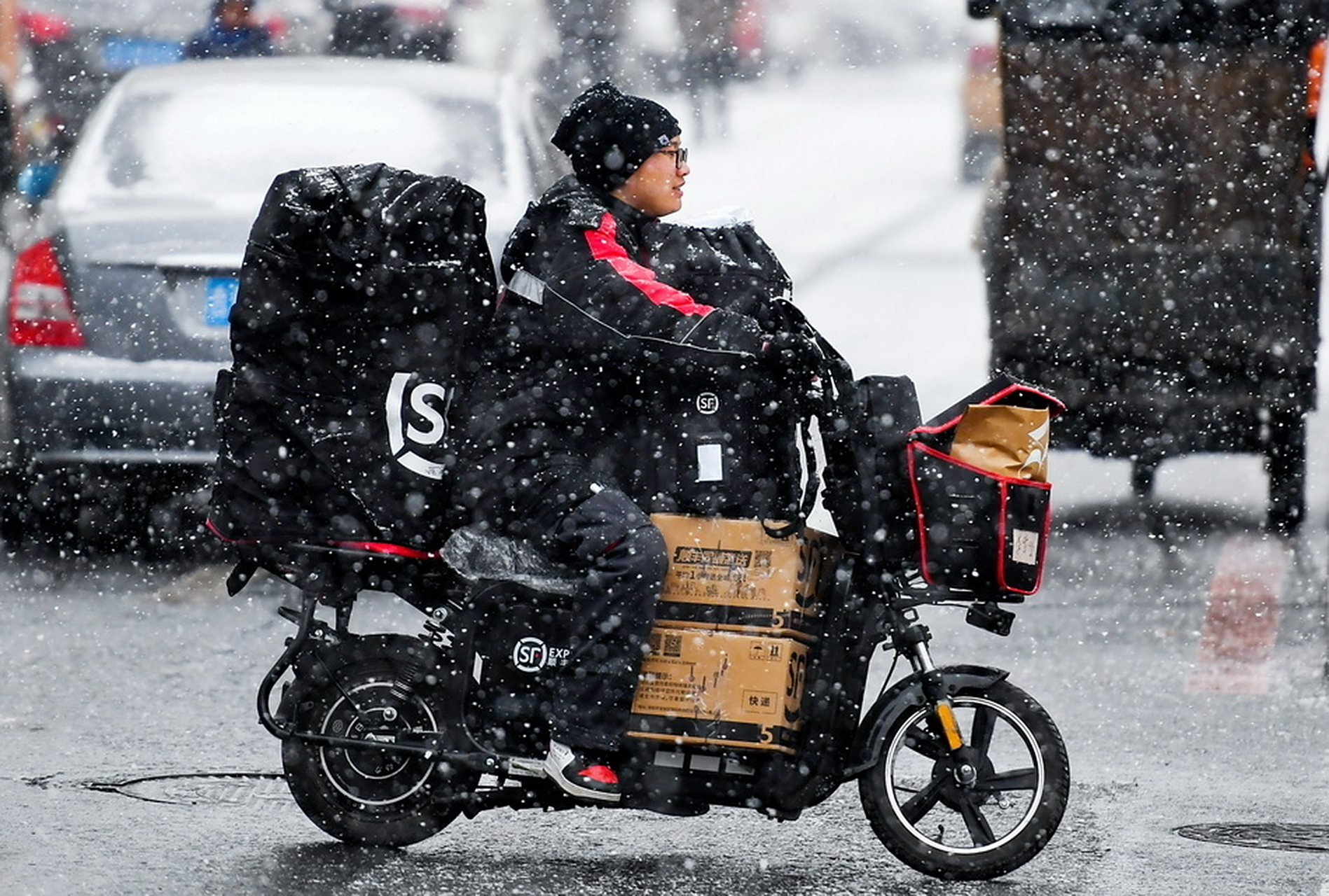 今日早上,小区的门口一位快递小哥因急于送早餐订单赶时间闯红灯,被