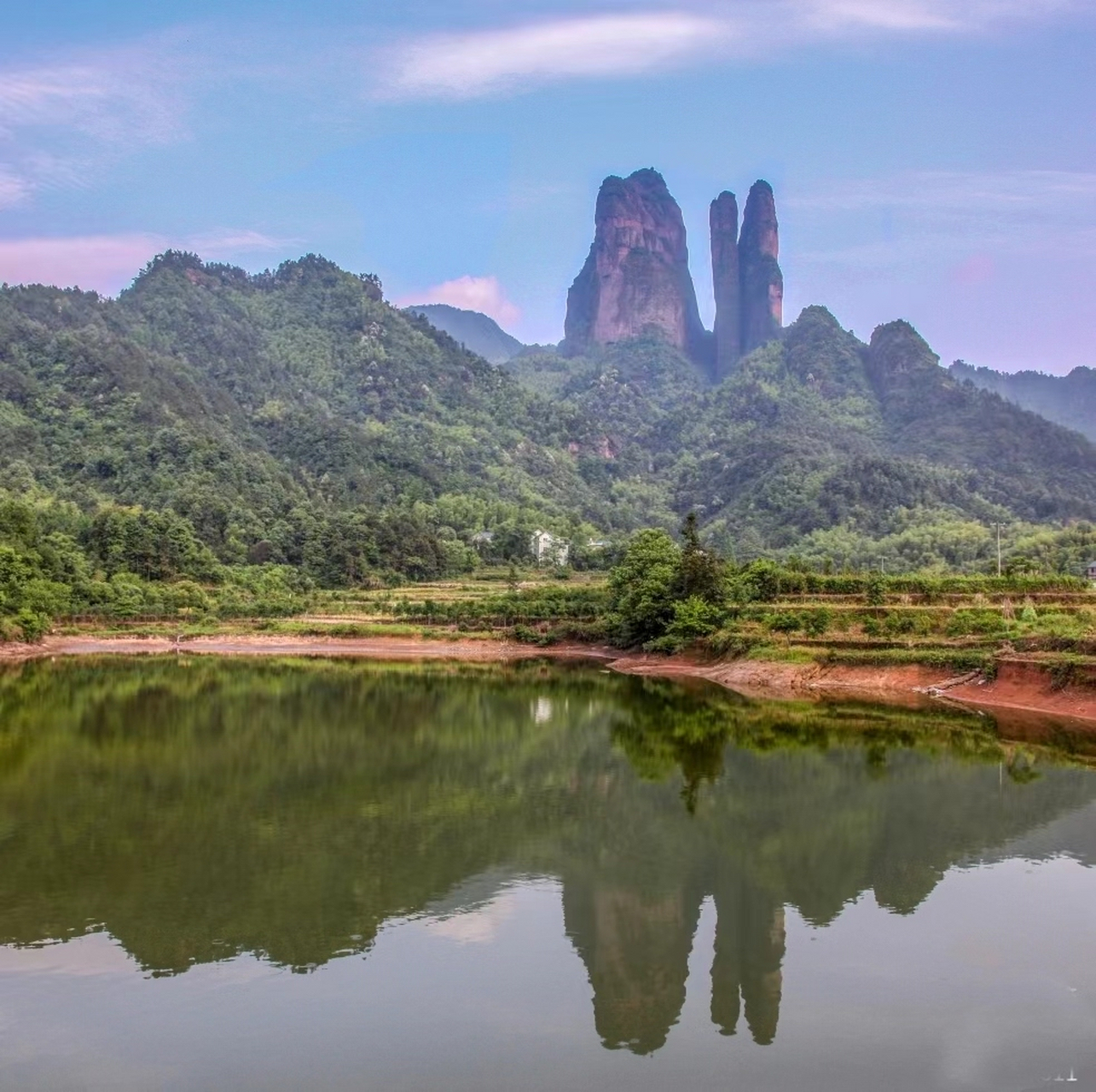 江郎山地处浙,闽,赣三省要冲位置,丹霞地貌,也是世界罕见的老年高位