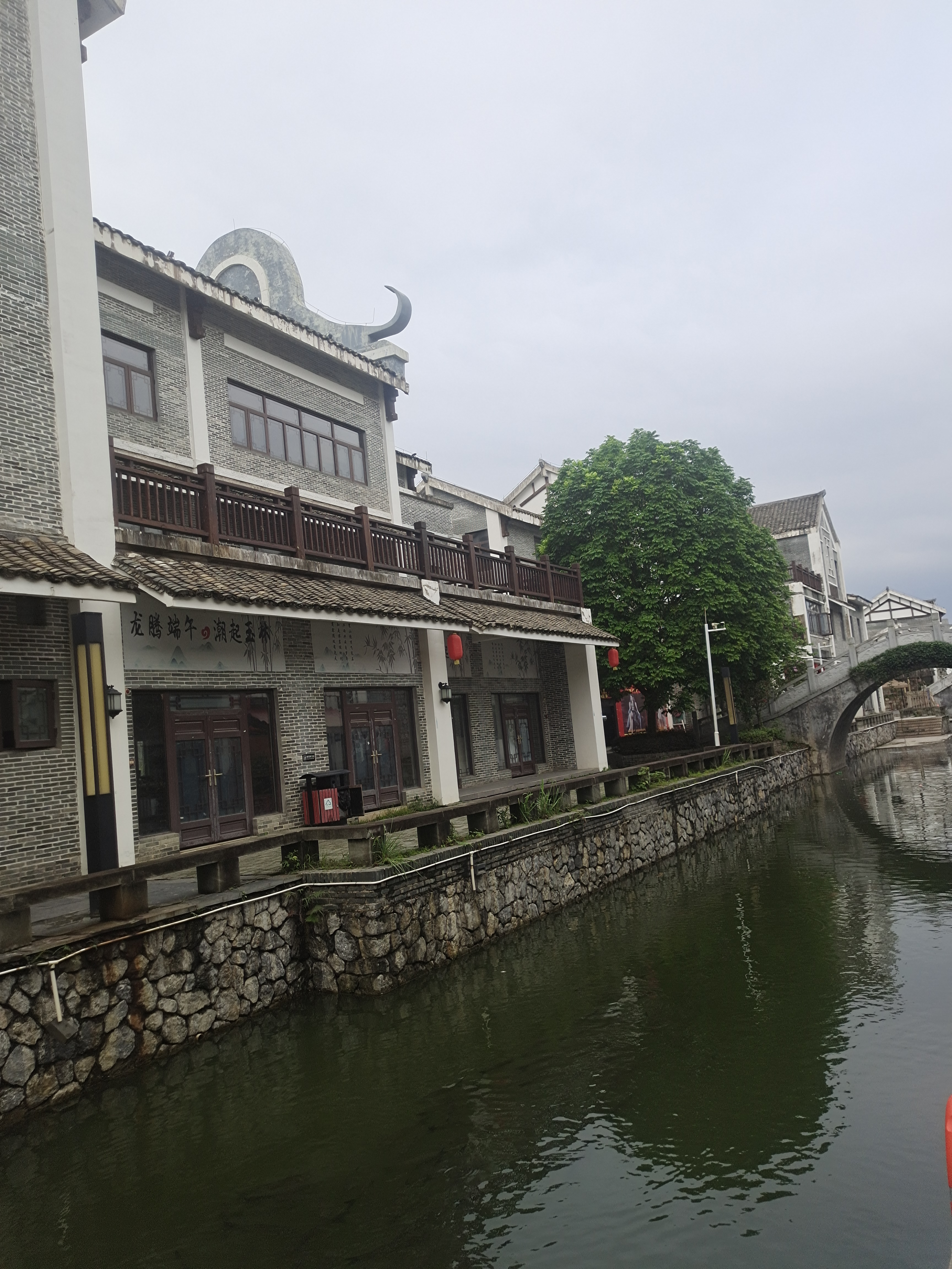 它的设计真是让人眼前一亮,简约而不失时尚感,一看就让人爱不释手