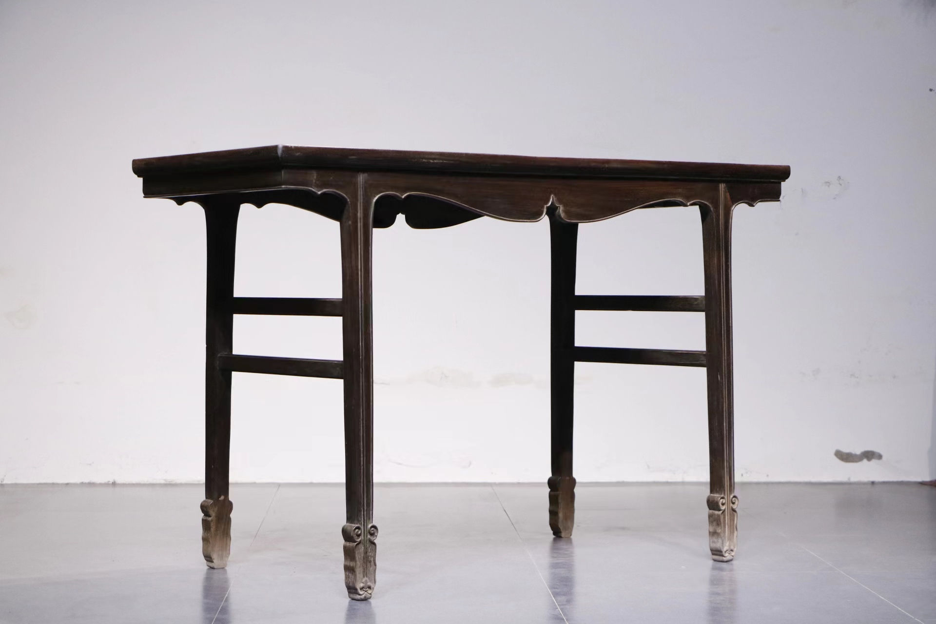 【清中期老红木箭腿书案】 这张案子朴素大方,修长雅致,挺拔隽秀,独装