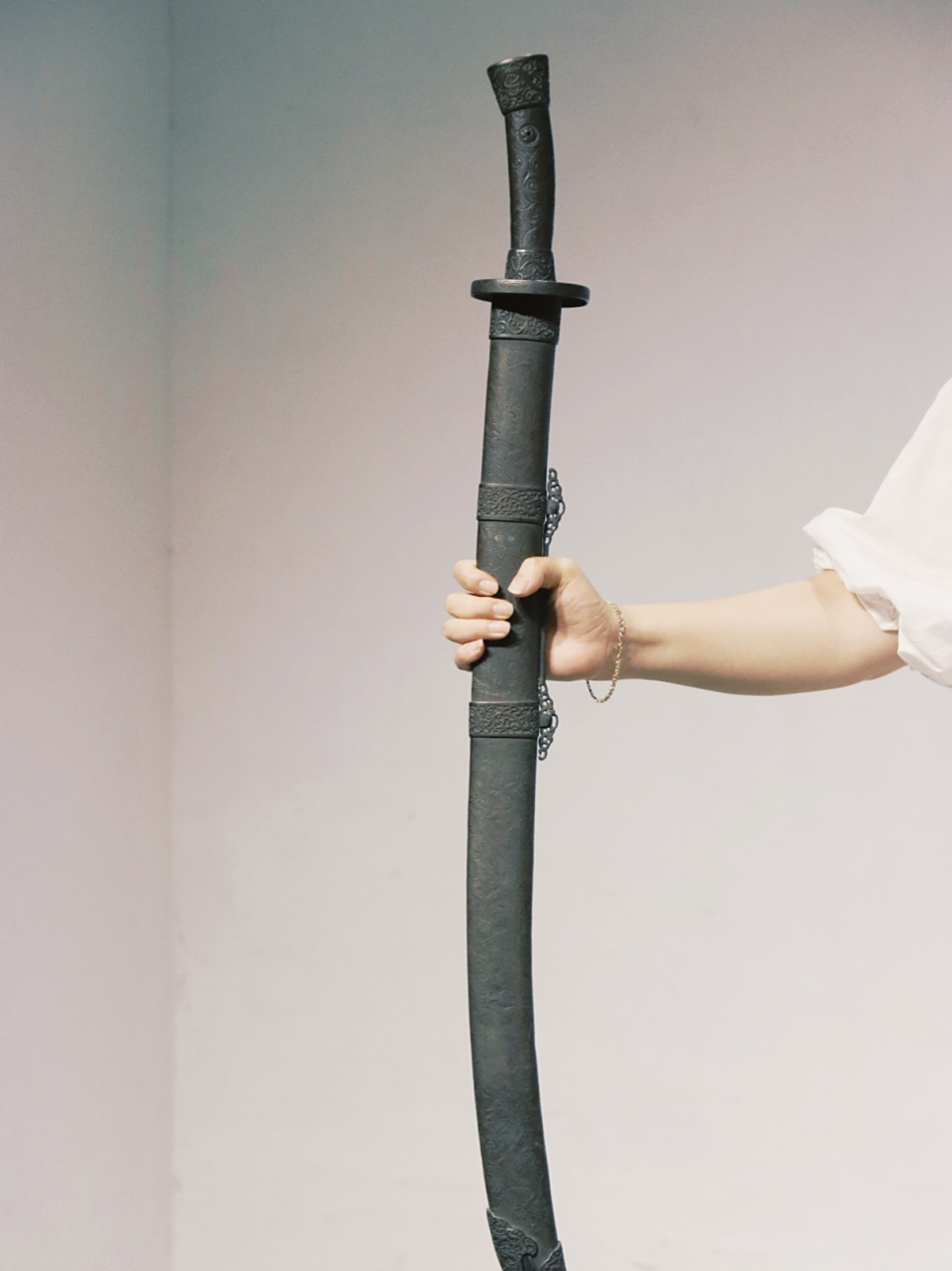 【清代 官器腰刀】 刀鞘为红木,刃部岁月痕迹沧桑古朴,整体色泽诱人