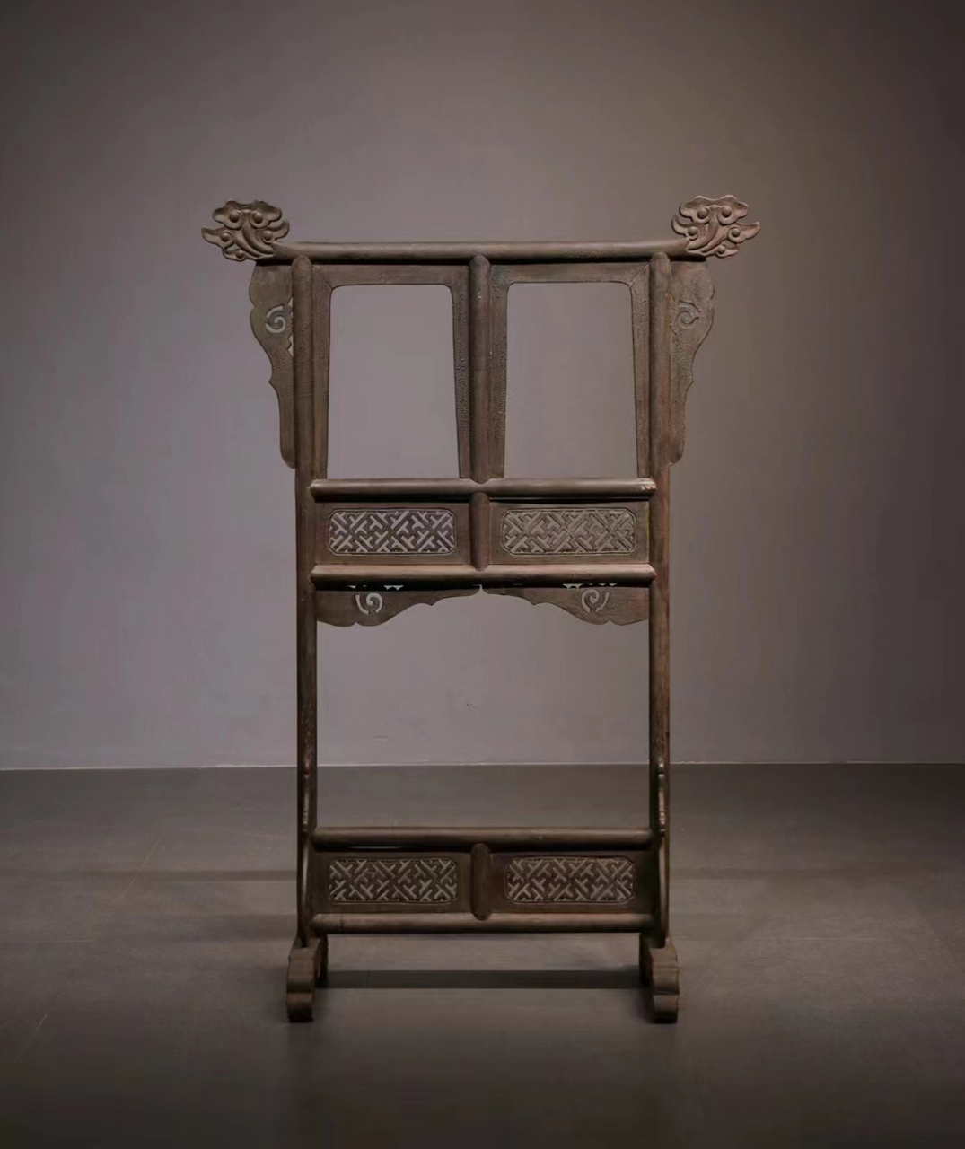 【清早期大漆衣架】     楠木制 器形经典  做工精细 雕刻精细图案