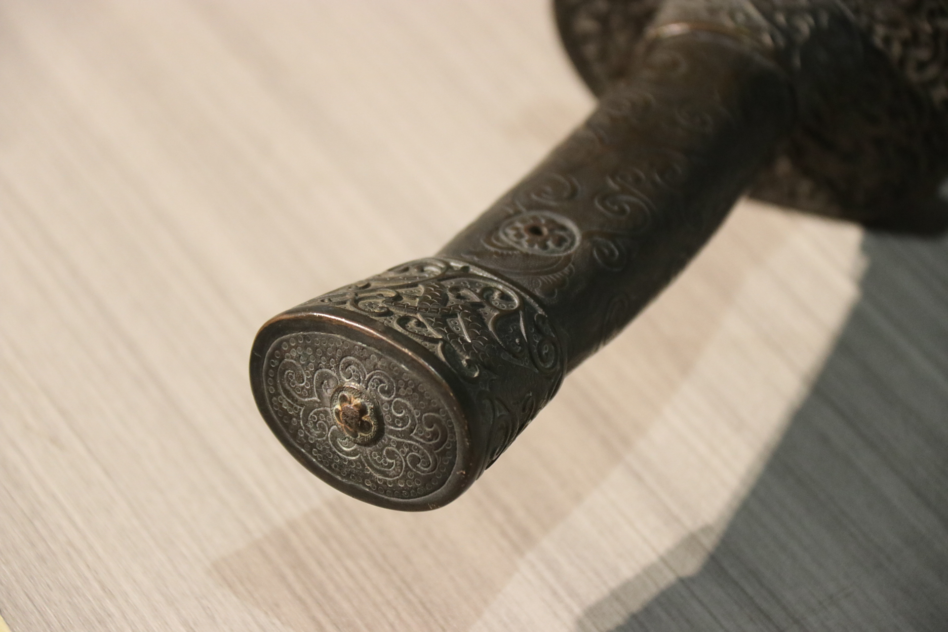 【清代 官器腰刀】 刀鞘为红木,刃部岁月痕迹沧桑古朴,整体色泽诱人