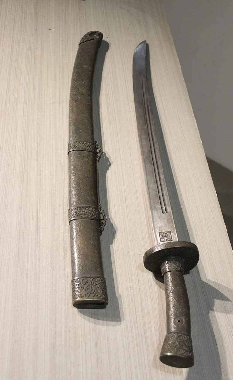 【清代 官器腰刀】 刀鞘为红木,刃部岁月痕迹沧桑古朴,整体色泽诱人
