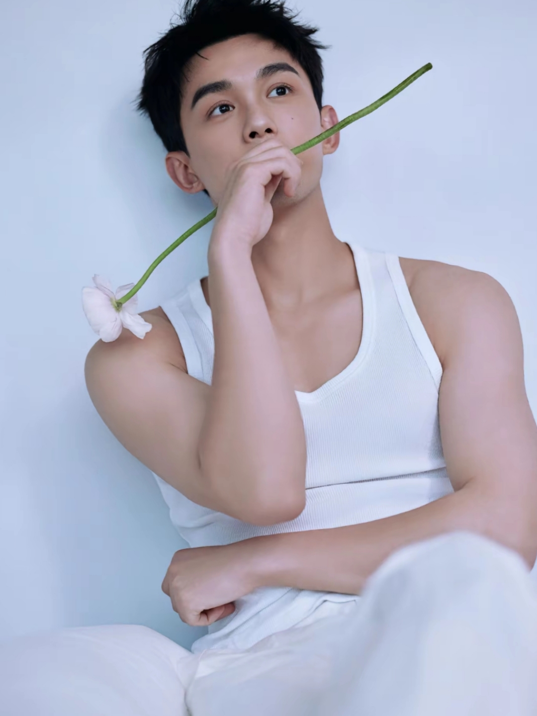 1999年12月26日出生于上海市,祖籍四川省广安市,中国内地影视男演员