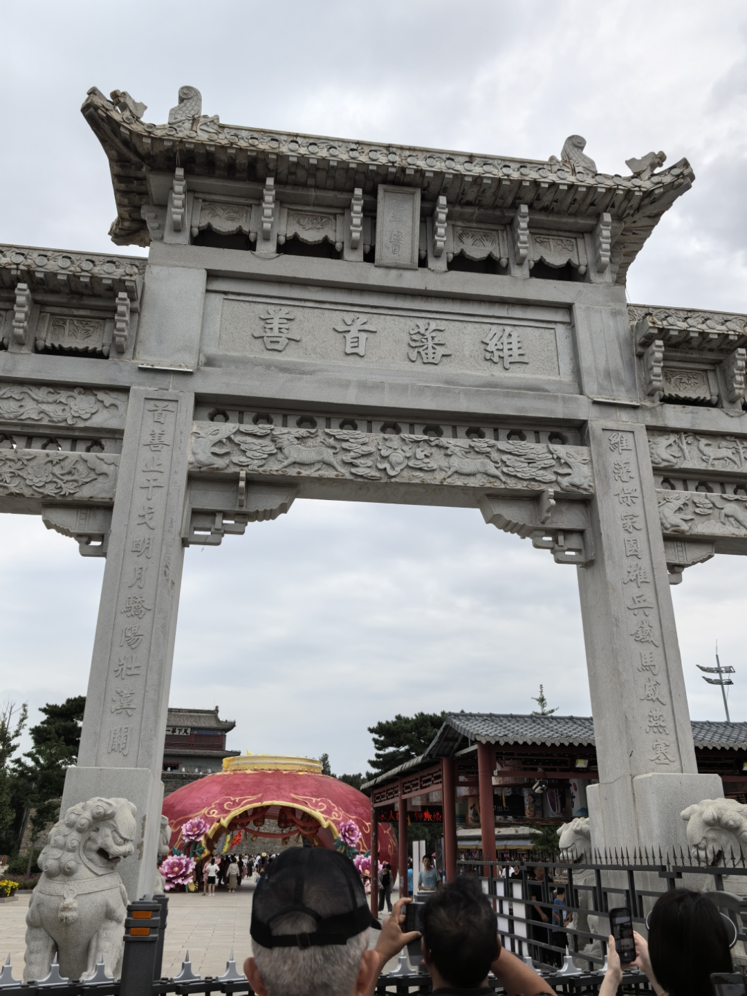 山海关,古城的门,历史的见证  穿过辽阔的平原,一座雄伟的古城屹立在