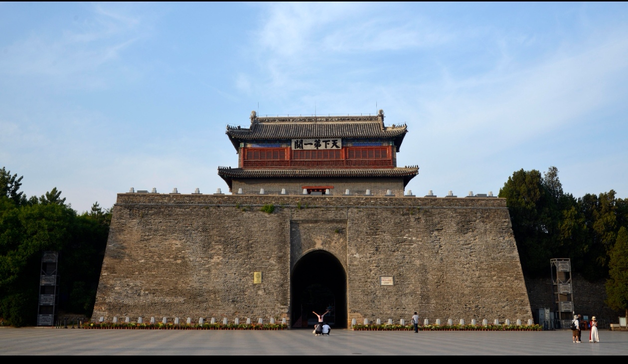 山海关,古城的门,历史的见证  穿过辽阔的平原,一座雄伟的古城屹立在