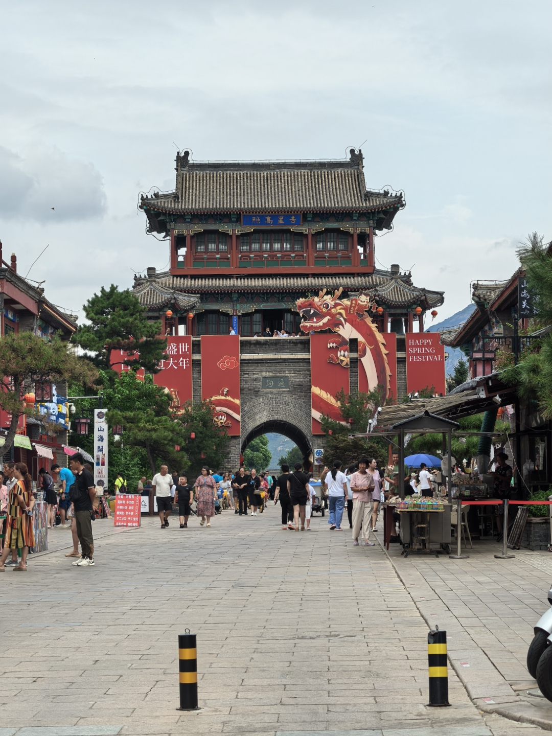 山海关,古城的门,历史的见证  穿过辽阔的平原,一座雄伟的古城屹立在