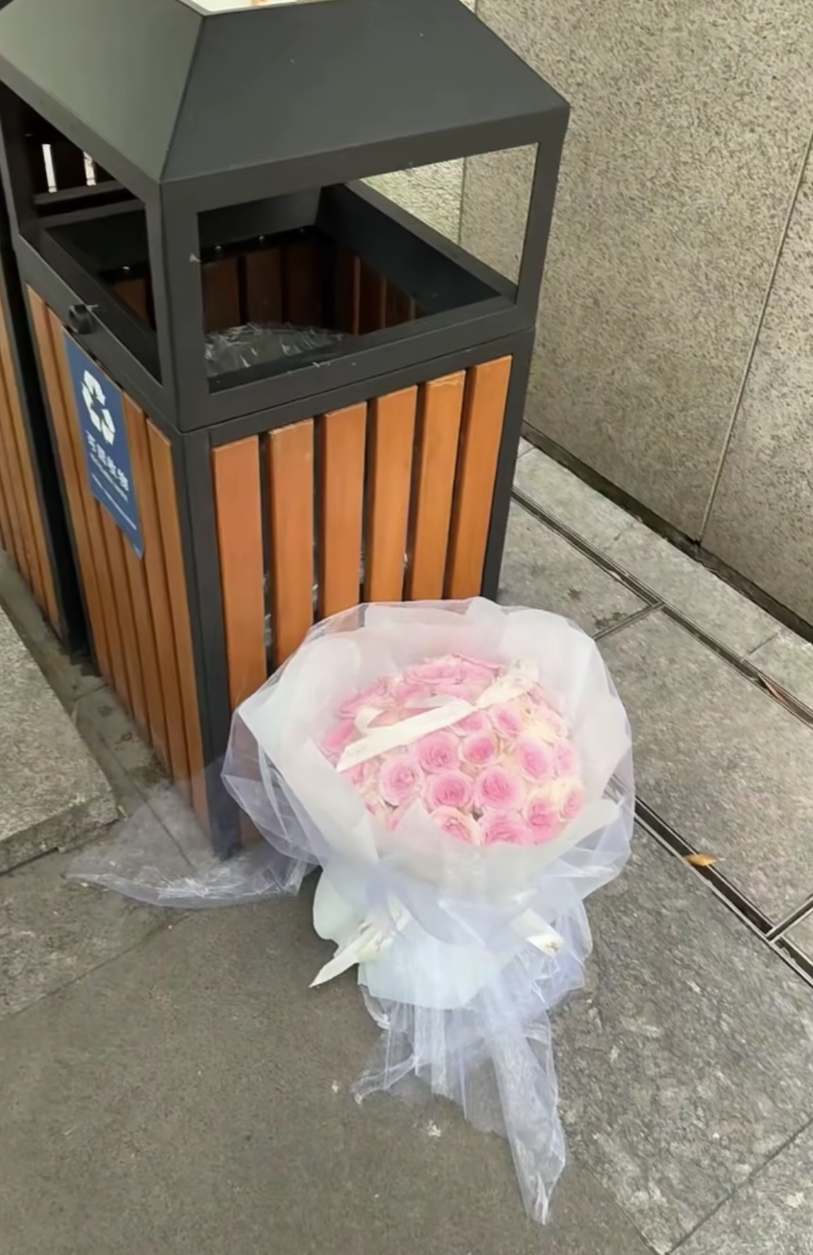 520花钱花出个寂寞 昨天520我看到垃圾桶里到处都是鲜花,价格不菲.