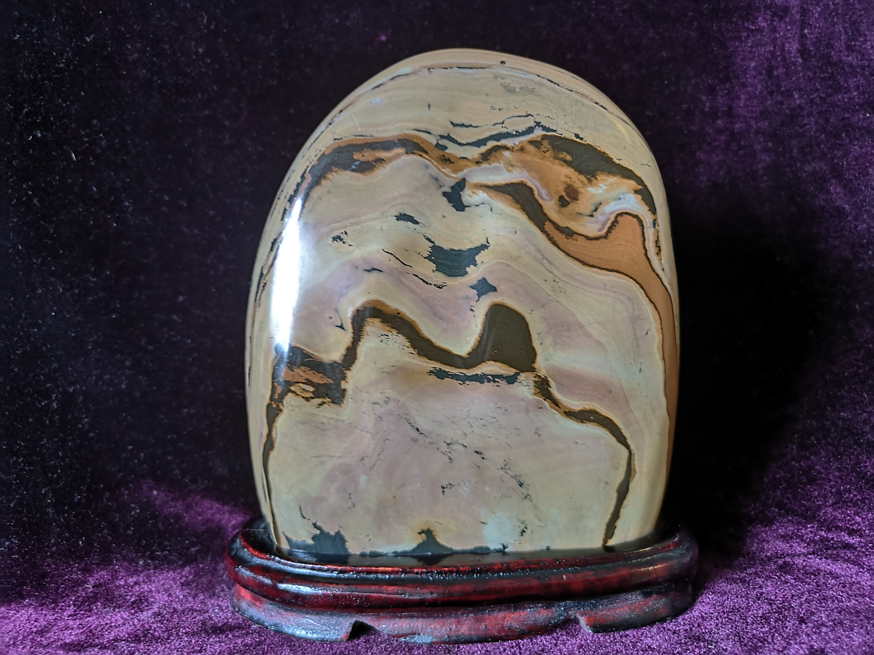 三峡石种类繁多,在形态,色